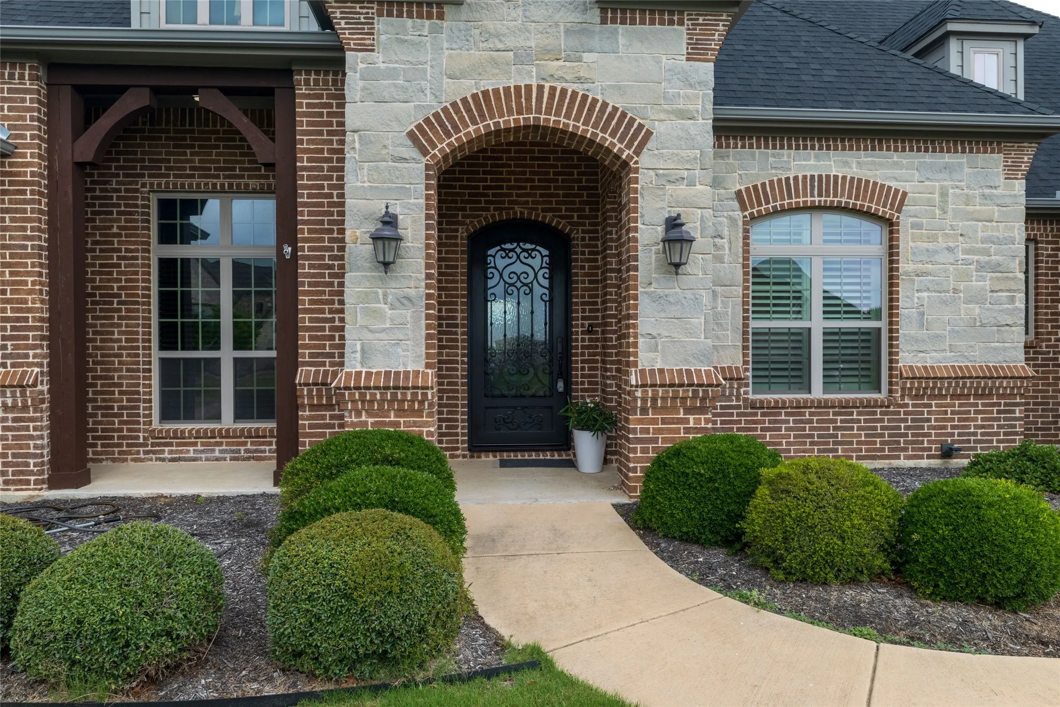 Single Family Residence For Sale in Denton County , 13350 Escalara Lane, Justin, Texas 76247, 3 Bedroom, 3 Bathroom, 3 Garage spaces, 2,992 Sqft, built in 2016, mls#21292386, Real Estate Agent in Justin, Homes For Sale in Denton county, Homes For Sale in Justin, Realtor in Justin Texas, Real Estate Brokerage Independent Realty Texas, Luminita Cordes Realtor