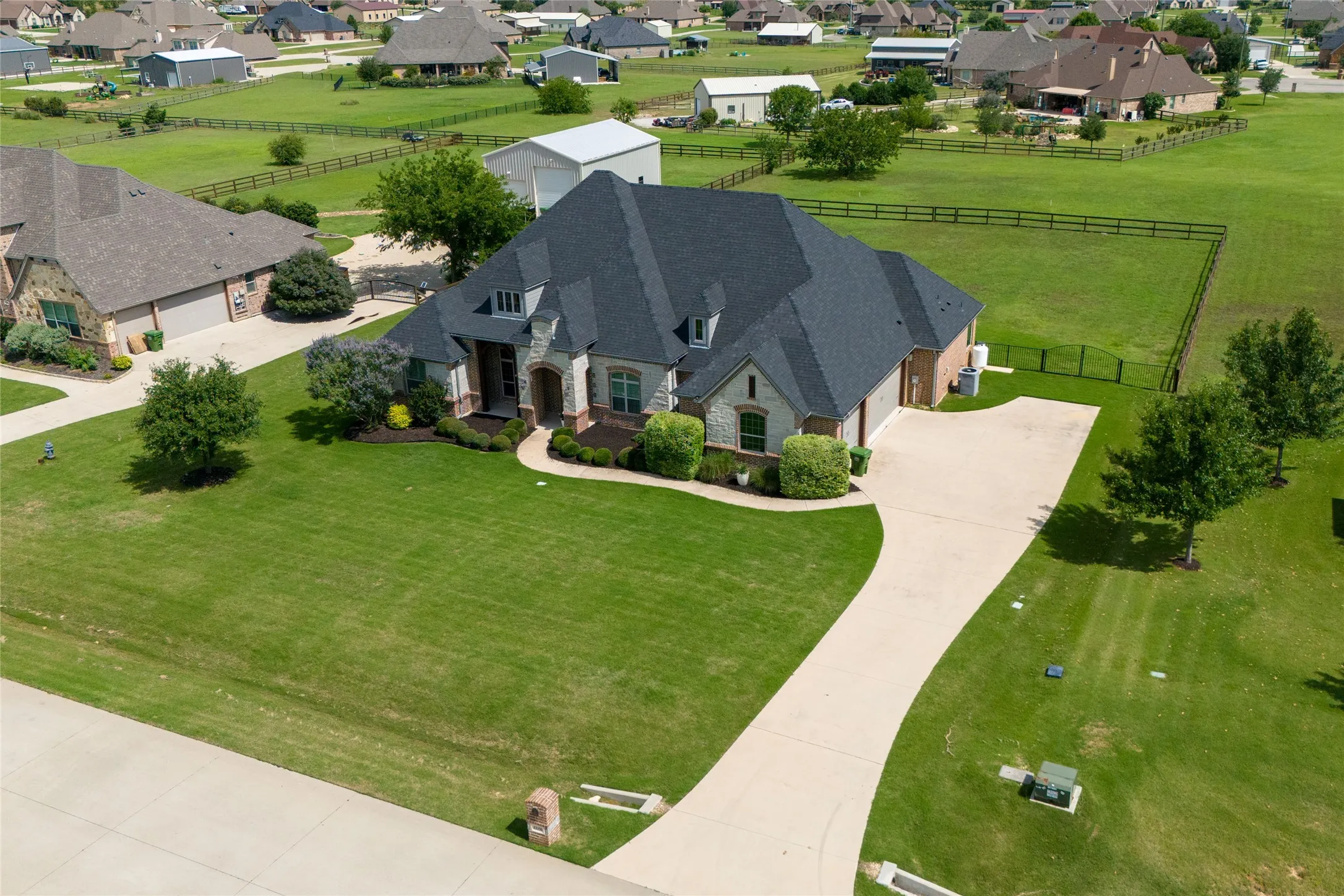 Single Family Residence For Sale in Denton County , 13350 Escalara Lane, Justin, Texas 76247, 3 Bedroom, 3 Bathroom, 3 Garage spaces, 2,992 Sqft, built in 2016, mls#21292386, Real Estate Agent in Justin, Homes For Sale in Denton county, Homes For Sale in Justin, Realtor in Justin Texas, Real Estate Brokerage Independent Realty Texas, Luminita Cordes Realtor