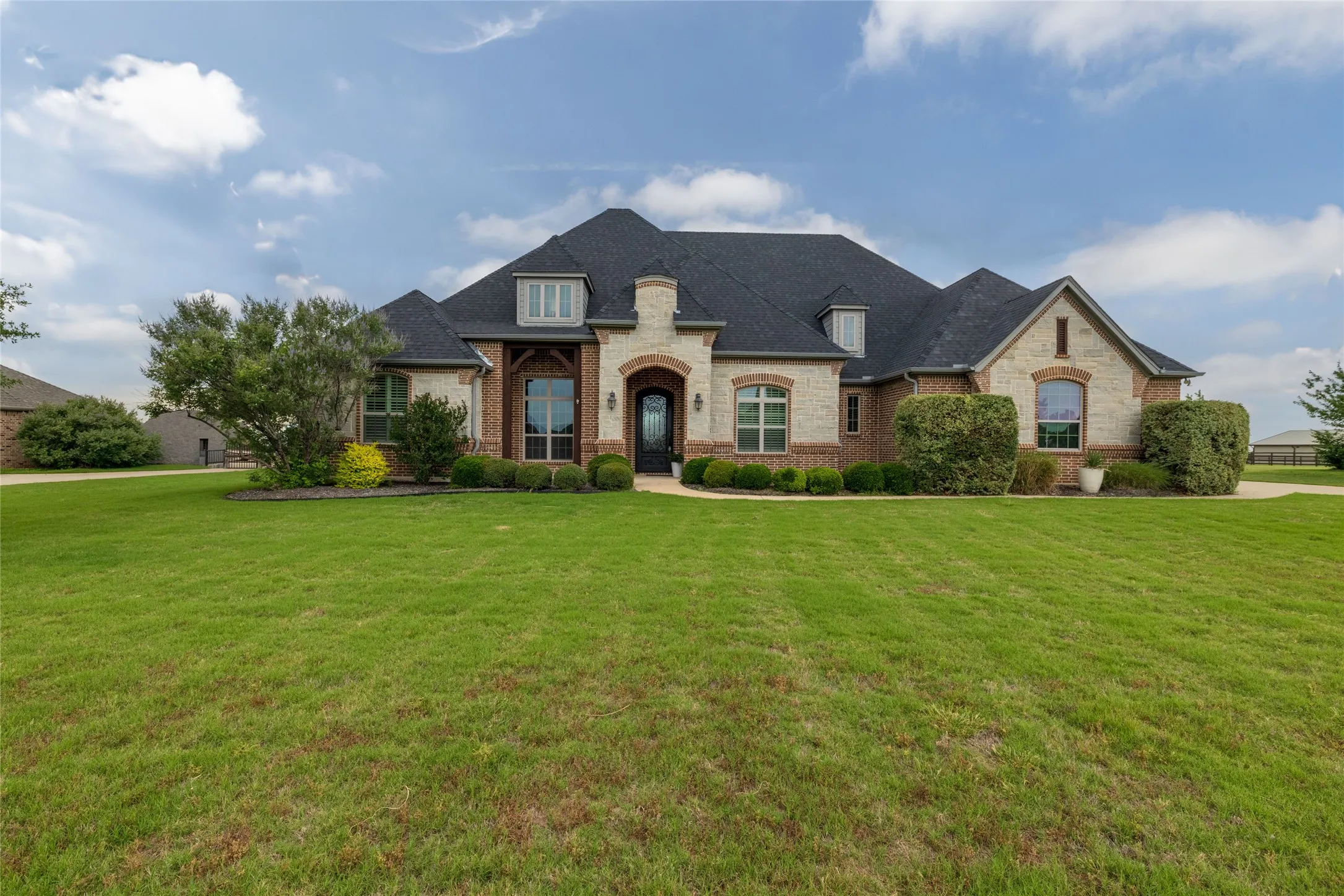 Single Family Residence For Sale in Denton County , 13350 Escalara Lane, Justin, Texas 76247, 3 Bedroom, 3 Bathroom, 3 Garage spaces, 2,992 Sqft, built in 2016, mls#21292386, Real Estate Agent in Justin, Homes For Sale in Denton county, Homes For Sale in Justin, Realtor in Justin Texas, Real Estate Brokerage Independent Realty Texas, Luminita Cordes Realtor