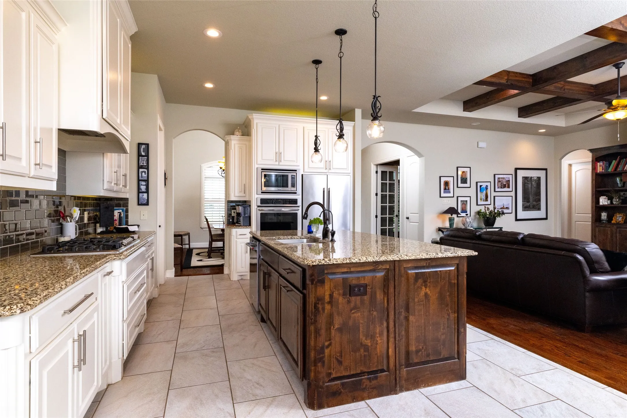 Single Family Residence For Sale in Denton County , 13350 Escalara Lane, Justin, Texas 76247, 3 Bedroom, 3 Bathroom, 3 Garage spaces, 2,992 Sqft, built in 2016, mls#21292386, Real Estate Agent in Justin, Homes For Sale in Denton county, Homes For Sale in Justin, Realtor in Justin Texas, Real Estate Brokerage Independent Realty Texas, Luminita Cordes Realtor