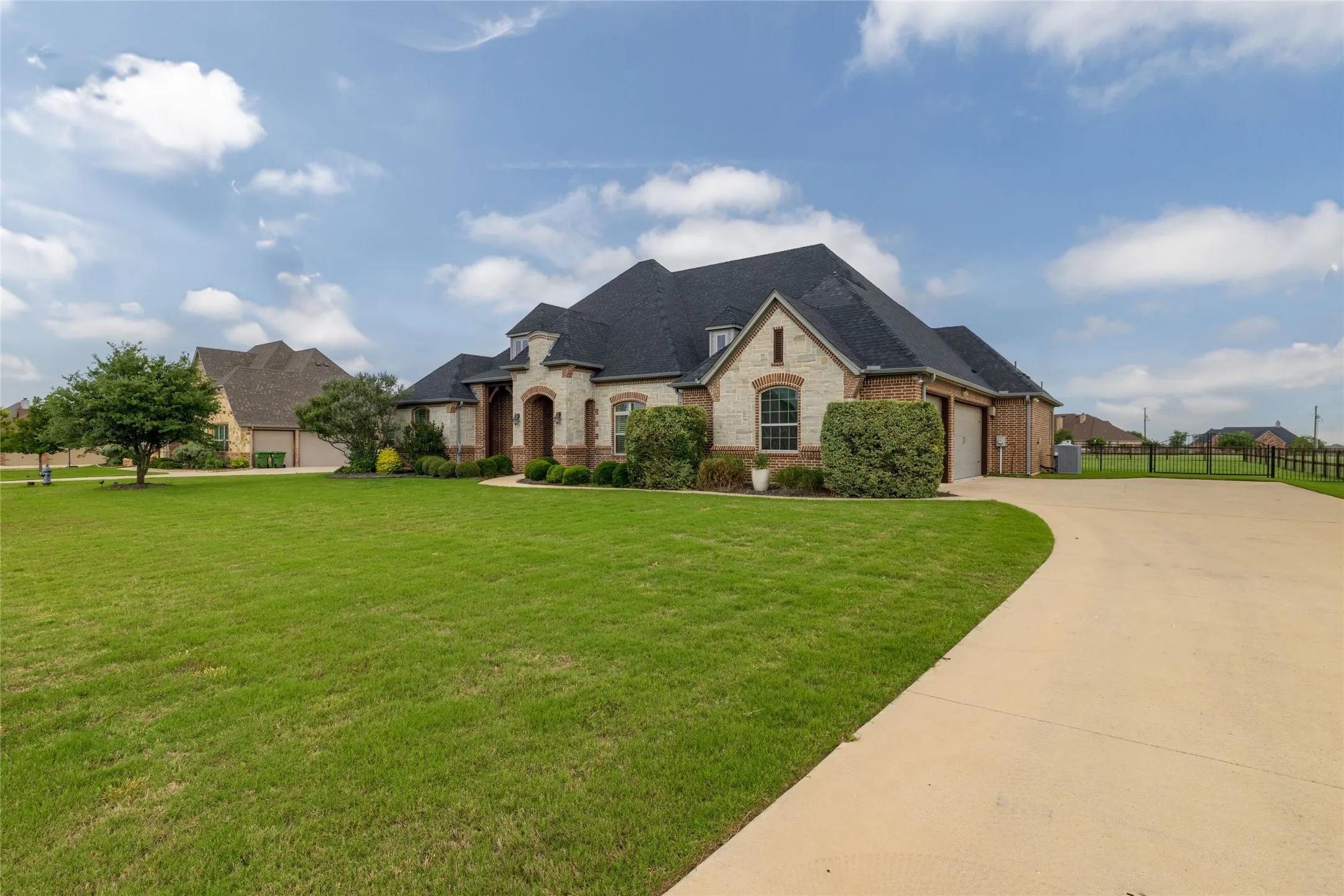 Single Family Residence For Sale in Denton County , 13350 Escalara Lane, Justin, Texas 76247, 3 Bedroom, 3 Bathroom, 3 Garage spaces, 2,992 Sqft, built in 2016, mls#21292386, Real Estate Agent in Justin, Homes For Sale in Denton county, Homes For Sale in Justin, Realtor in Justin Texas, Real Estate Brokerage Independent Realty Texas, Luminita Cordes Realtor