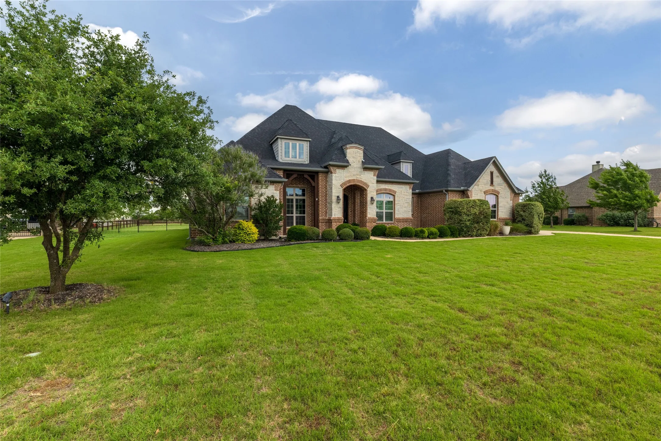 Single Family Residence For Sale in Denton County , 13350 Escalara Lane, Justin, Texas 76247, 3 Bedroom, 3 Bathroom, 3 Garage spaces, 2,992 Sqft, built in 2016, mls#21292386, Real Estate Agent in Justin, Homes For Sale in Denton county, Homes For Sale in Justin, Realtor in Justin Texas, Real Estate Brokerage Independent Realty Texas, Luminita Cordes Realtor