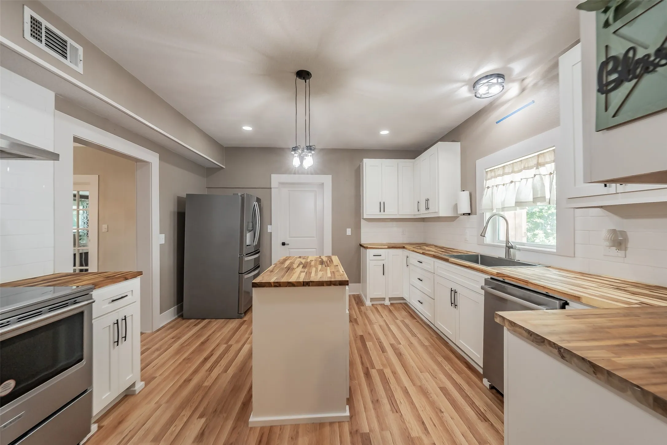 Single Family Residence For Sale in Parker County , 306 Davis Street, Weatherford, Texas 76086, 4 Bedroom, 2 Bathroom, 1 Garage spaces, 2,340 Sqft, built in 1968, mls#21292598, Real Estate Agent in Weatherford, Homes For Sale in Parker county, Homes For Sale in Weatherford, Realtor in Weatherford Texas, Real Estate Brokerage Independent Realty Texas, Luminita Cordes Realtor