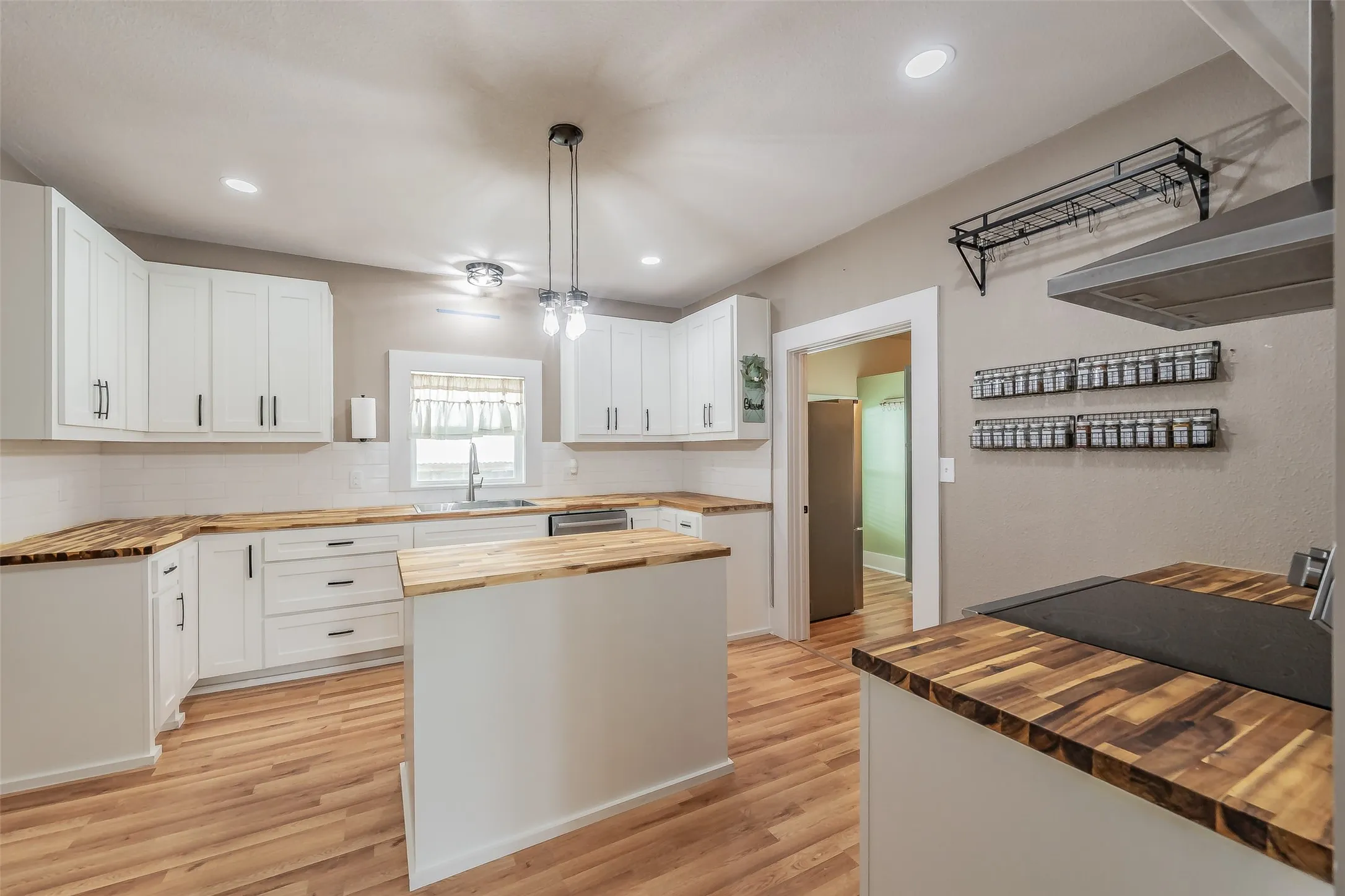 Single Family Residence For Sale in Parker County , 306 Davis Street, Weatherford, Texas 76086, 4 Bedroom, 2 Bathroom, 1 Garage spaces, 2,340 Sqft, built in 1968, mls#21292598, Real Estate Agent in Weatherford, Homes For Sale in Parker county, Homes For Sale in Weatherford, Realtor in Weatherford Texas, Real Estate Brokerage Independent Realty Texas, Luminita Cordes Realtor