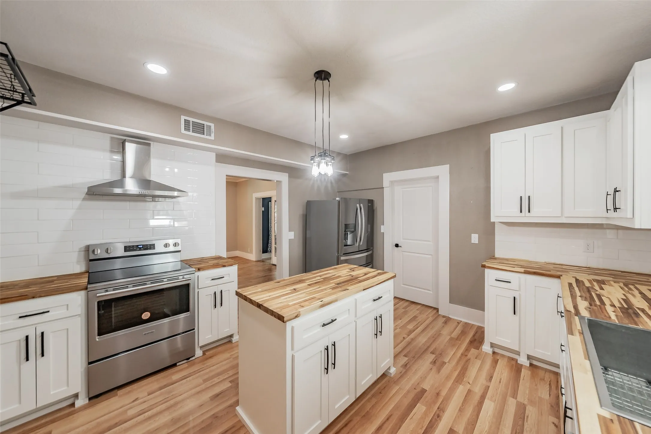 Single Family Residence For Sale in Parker County , 306 Davis Street, Weatherford, Texas 76086, 4 Bedroom, 2 Bathroom, 1 Garage spaces, 2,340 Sqft, built in 1968, mls#21292598, Real Estate Agent in Weatherford, Homes For Sale in Parker county, Homes For Sale in Weatherford, Realtor in Weatherford Texas, Real Estate Brokerage Independent Realty Texas, Luminita Cordes Realtor