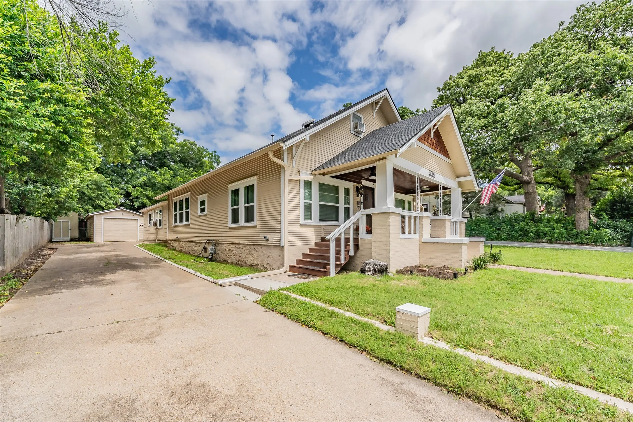 Single Family Residence For Sale in Parker County , 306 Davis Street, Weatherford, Texas 76086, 4 Bedroom, 2 Bathroom, 1 Garage spaces, 2,340 Sqft, built in 1968, mls#21292598, Real Estate Agent in Weatherford, Homes For Sale in Parker county, Homes For Sale in Weatherford, Realtor in Weatherford Texas, Real Estate Brokerage Independent Realty Texas, Luminita Cordes Realtor