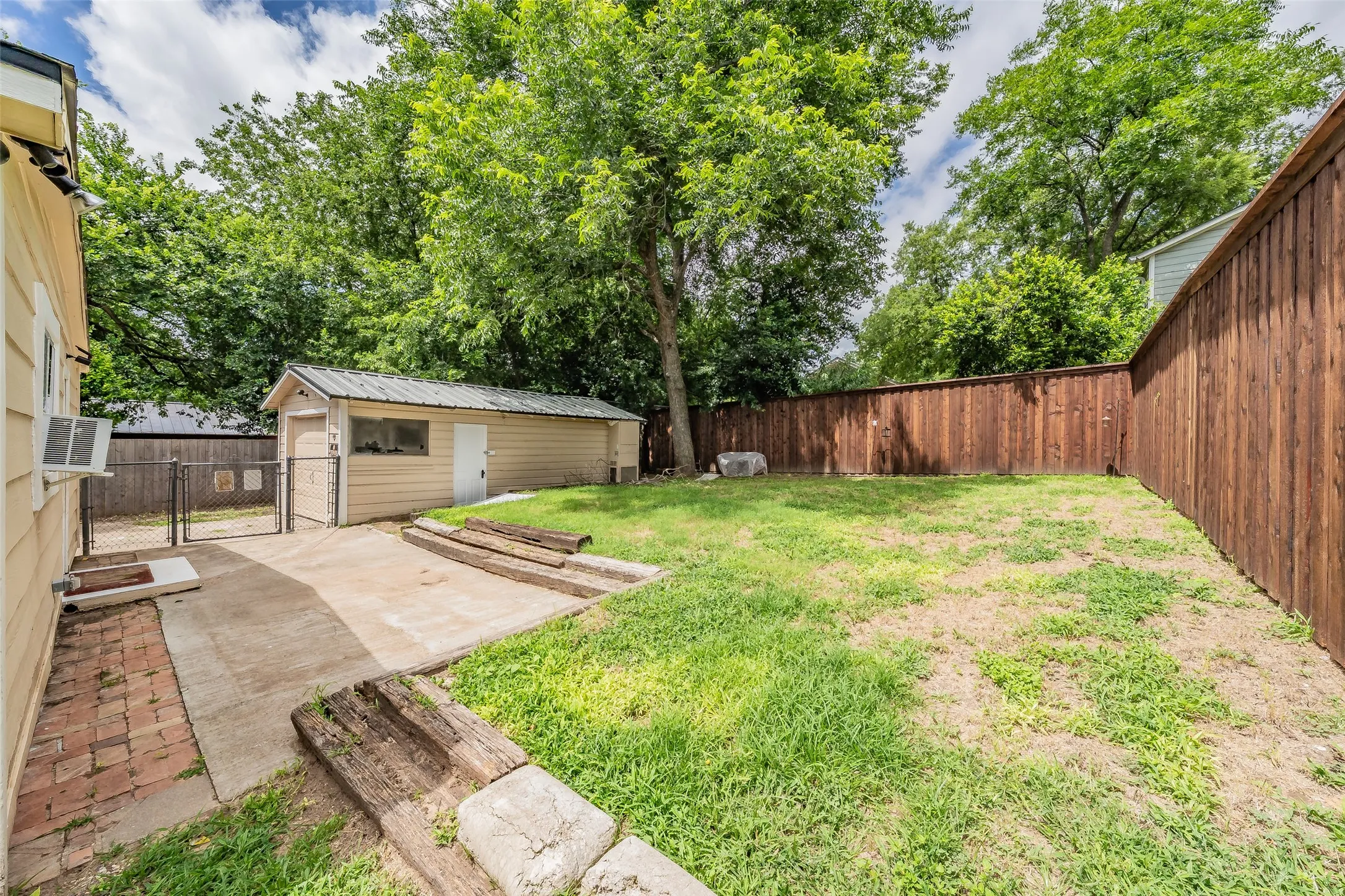 Single Family Residence For Sale in Parker County , 306 Davis Street, Weatherford, Texas 76086, 4 Bedroom, 2 Bathroom, 1 Garage spaces, 2,340 Sqft, built in 1968, mls#21292598, Real Estate Agent in Weatherford, Homes For Sale in Parker county, Homes For Sale in Weatherford, Realtor in Weatherford Texas, Real Estate Brokerage Independent Realty Texas, Luminita Cordes Realtor