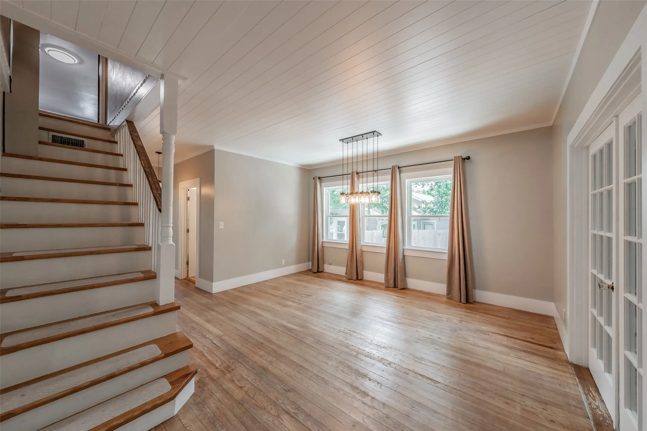 Single Family Residence For Sale in Parker County , 306 Davis Street, Weatherford, Texas 76086, 4 Bedroom, 2 Bathroom, 1 Garage spaces, 2,340 Sqft, built in 1968, mls#21292598, Real Estate Agent in Weatherford, Homes For Sale in Parker county, Homes For Sale in Weatherford, Realtor in Weatherford Texas, Real Estate Brokerage Independent Realty Texas, Luminita Cordes Realtor