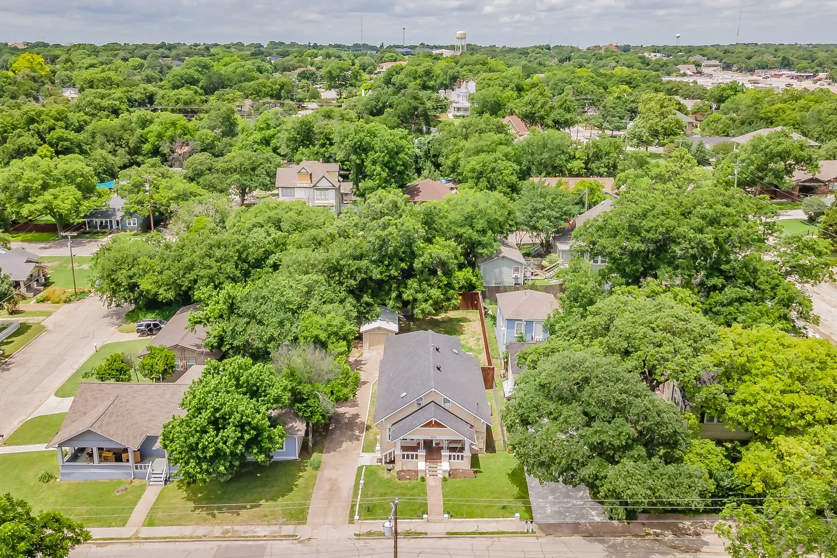 Single Family Residence For Sale in Parker County , 306 Davis Street, Weatherford, Texas 76086, 4 Bedroom, 2 Bathroom, 1 Garage spaces, 2,340 Sqft, built in 1968, mls#21292598, Real Estate Agent in Weatherford, Homes For Sale in Parker county, Homes For Sale in Weatherford, Realtor in Weatherford Texas, Real Estate Brokerage Independent Realty Texas, Luminita Cordes Realtor