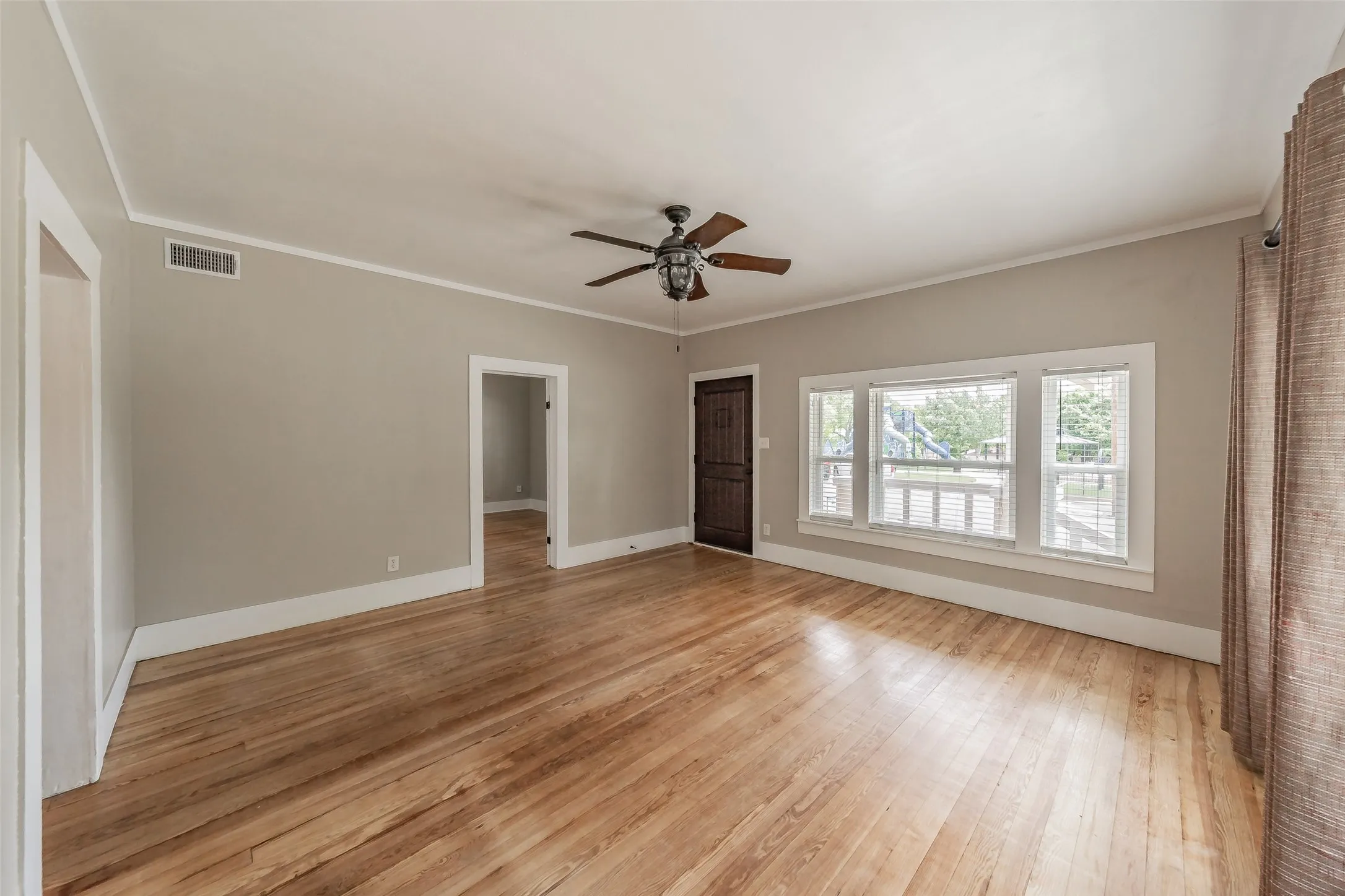 Single Family Residence For Sale in Parker County , 306 Davis Street, Weatherford, Texas 76086, 4 Bedroom, 2 Bathroom, 1 Garage spaces, 2,340 Sqft, built in 1968, mls#21292598, Real Estate Agent in Weatherford, Homes For Sale in Parker county, Homes For Sale in Weatherford, Realtor in Weatherford Texas, Real Estate Brokerage Independent Realty Texas, Luminita Cordes Realtor