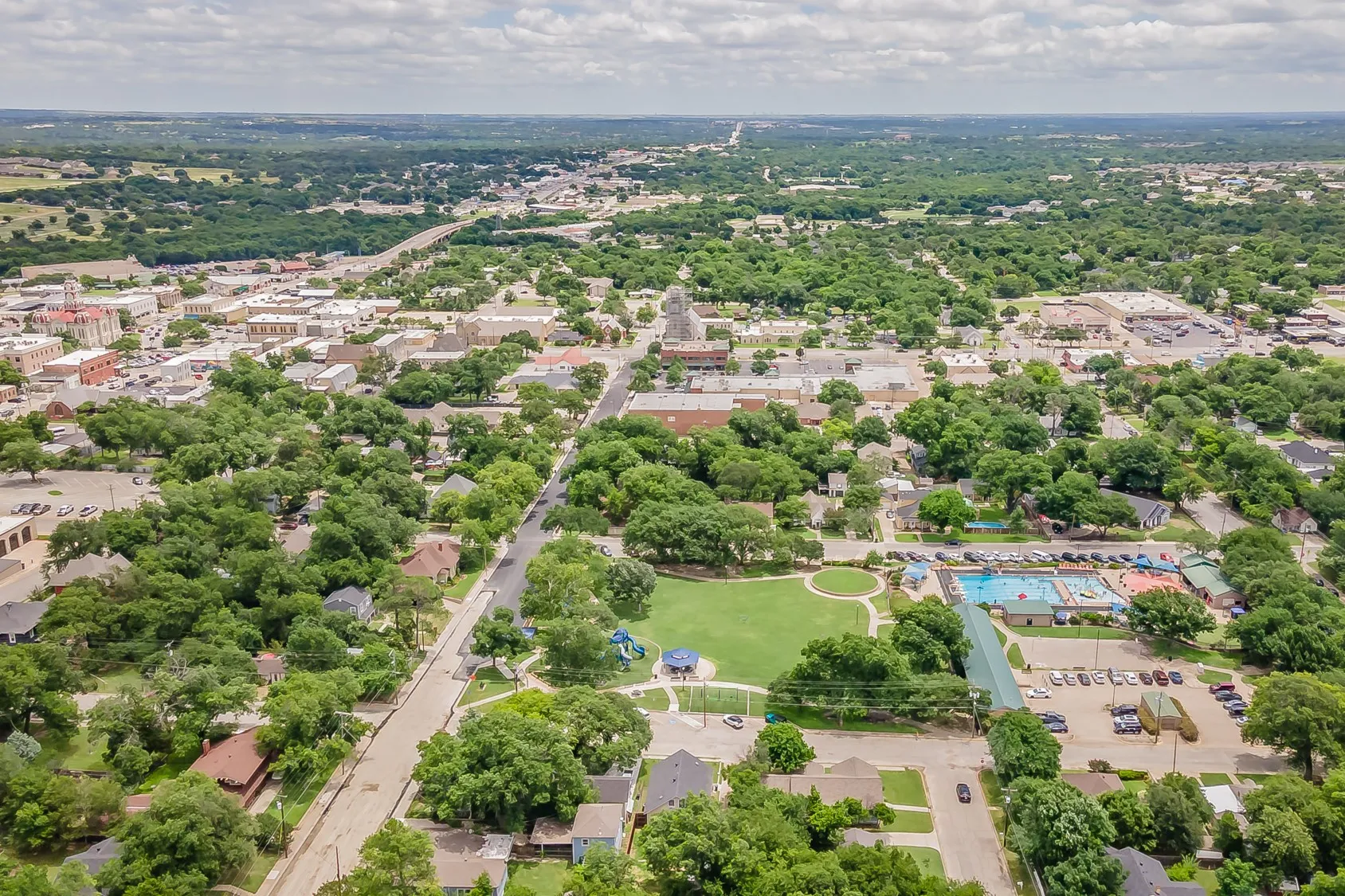 Single Family Residence For Sale in Parker County , 306 Davis Street, Weatherford, Texas 76086, 4 Bedroom, 2 Bathroom, 1 Garage spaces, 2,340 Sqft, built in 1968, mls#21292598, Real Estate Agent in Weatherford, Homes For Sale in Parker county, Homes For Sale in Weatherford, Realtor in Weatherford Texas, Real Estate Brokerage Independent Realty Texas, Luminita Cordes Realtor