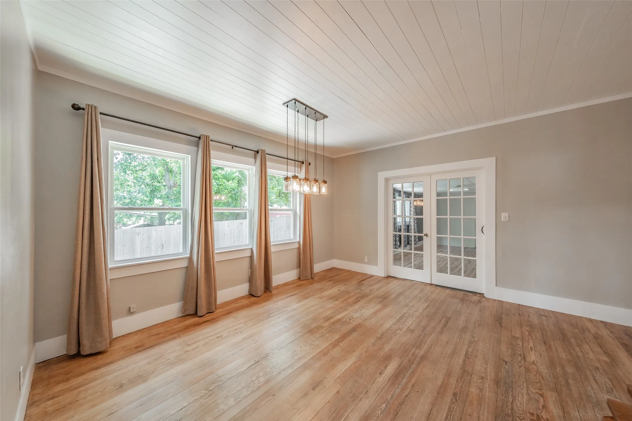 Single Family Residence For Sale in Parker County , 306 Davis Street, Weatherford, Texas 76086, 4 Bedroom, 2 Bathroom, 1 Garage spaces, 2,340 Sqft, built in 1968, mls#21292598, Real Estate Agent in Weatherford, Homes For Sale in Parker county, Homes For Sale in Weatherford, Realtor in Weatherford Texas, Real Estate Brokerage Independent Realty Texas, Luminita Cordes Realtor