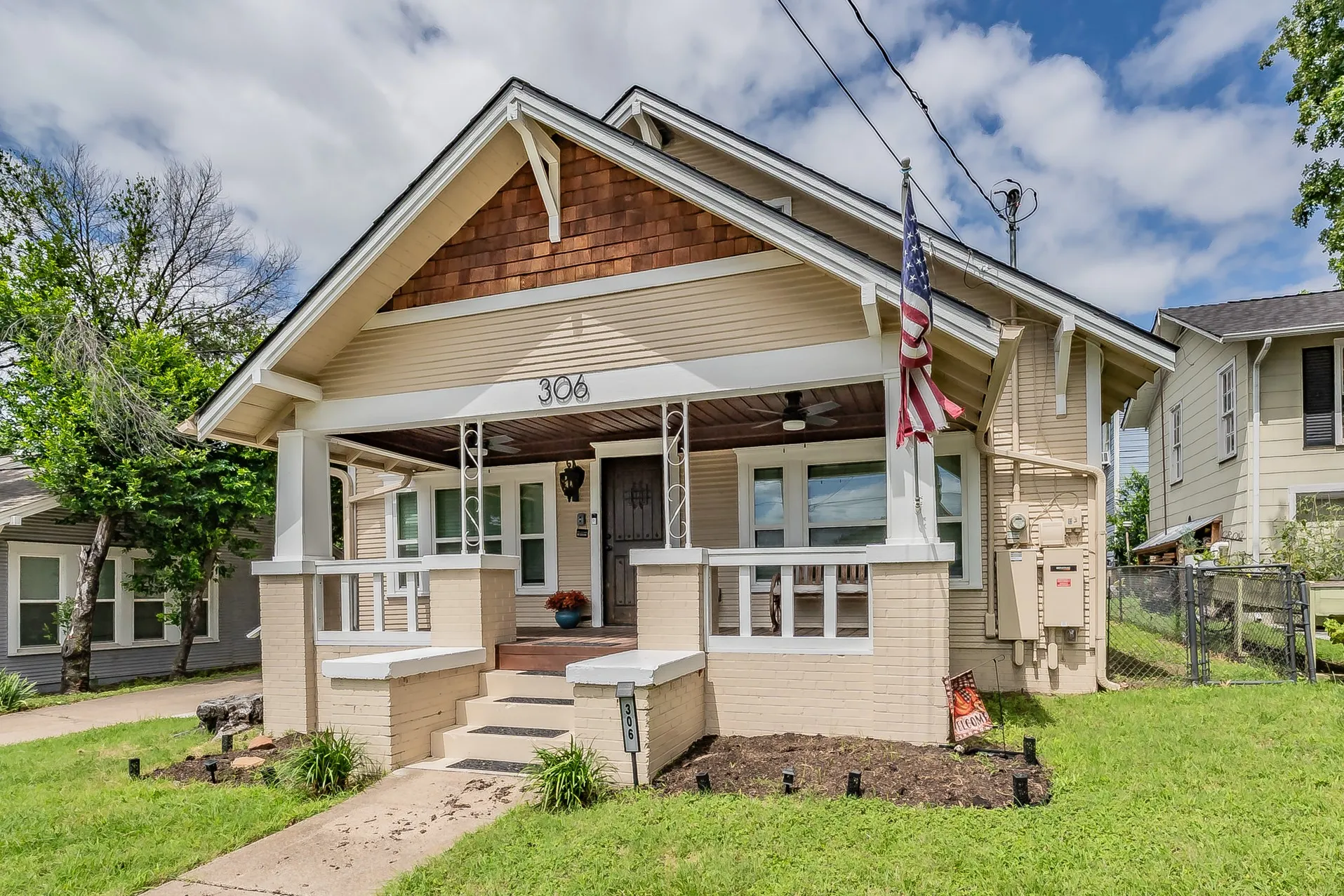 Single Family Residence For Sale in Parker County , 306 Davis Street, Weatherford, Texas 76086, 4 Bedroom, 2 Bathroom, 1 Garage spaces, 2,340 Sqft, built in 1968, mls#21292598, Real Estate Agent in Weatherford, Homes For Sale in Parker county, Homes For Sale in Weatherford, Realtor in Weatherford Texas, Real Estate Brokerage Independent Realty Texas, Luminita Cordes Realtor