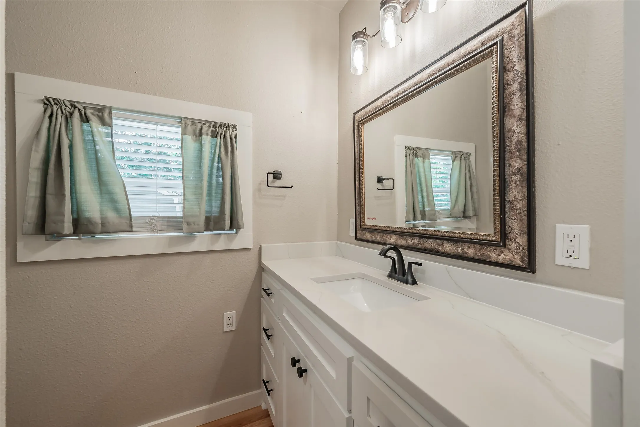 Single Family Residence For Sale in Parker County , 306 Davis Street, Weatherford, Texas 76086, 4 Bedroom, 2 Bathroom, 1 Garage spaces, 2,340 Sqft, built in 1968, mls#21292598, Real Estate Agent in Weatherford, Homes For Sale in Parker county, Homes For Sale in Weatherford, Realtor in Weatherford Texas, Real Estate Brokerage Independent Realty Texas, Luminita Cordes Realtor