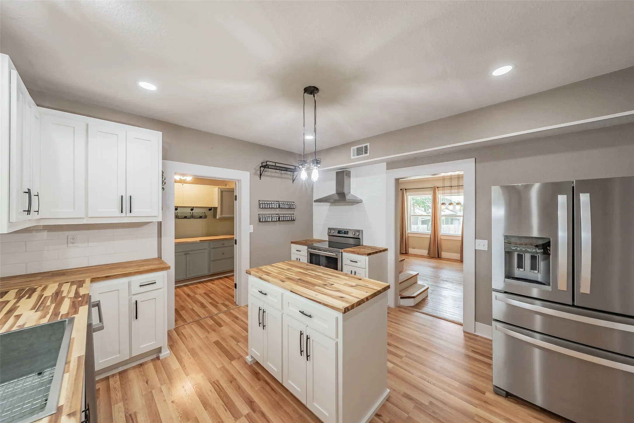 Single Family Residence For Sale in Parker County , 306 Davis Street, Weatherford, Texas 76086, 4 Bedroom, 2 Bathroom, 1 Garage spaces, 2,340 Sqft, built in 1968, mls#21292598, Real Estate Agent in Weatherford, Homes For Sale in Parker county, Homes For Sale in Weatherford, Realtor in Weatherford Texas, Real Estate Brokerage Independent Realty Texas, Luminita Cordes Realtor