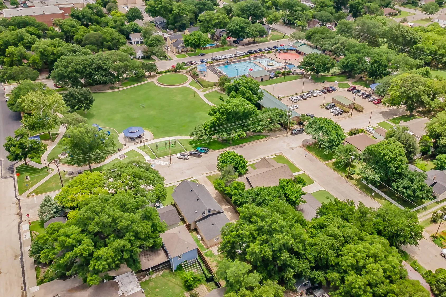 Single Family Residence For Sale in Parker County , 306 Davis Street, Weatherford, Texas 76086, 4 Bedroom, 2 Bathroom, 1 Garage spaces, 2,340 Sqft, built in 1968, mls#21292598, Real Estate Agent in Weatherford, Homes For Sale in Parker county, Homes For Sale in Weatherford, Realtor in Weatherford Texas, Real Estate Brokerage Independent Realty Texas, Luminita Cordes Realtor