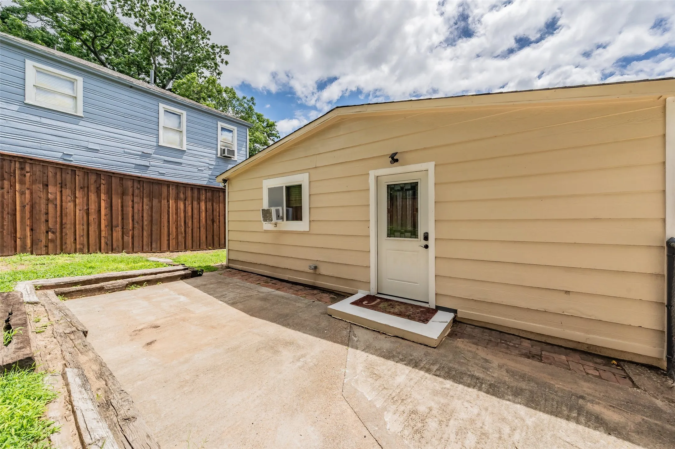 Single Family Residence For Sale in Parker County , 306 Davis Street, Weatherford, Texas 76086, 4 Bedroom, 2 Bathroom, 1 Garage spaces, 2,340 Sqft, built in 1968, mls#21292598, Real Estate Agent in Weatherford, Homes For Sale in Parker county, Homes For Sale in Weatherford, Realtor in Weatherford Texas, Real Estate Brokerage Independent Realty Texas, Luminita Cordes Realtor