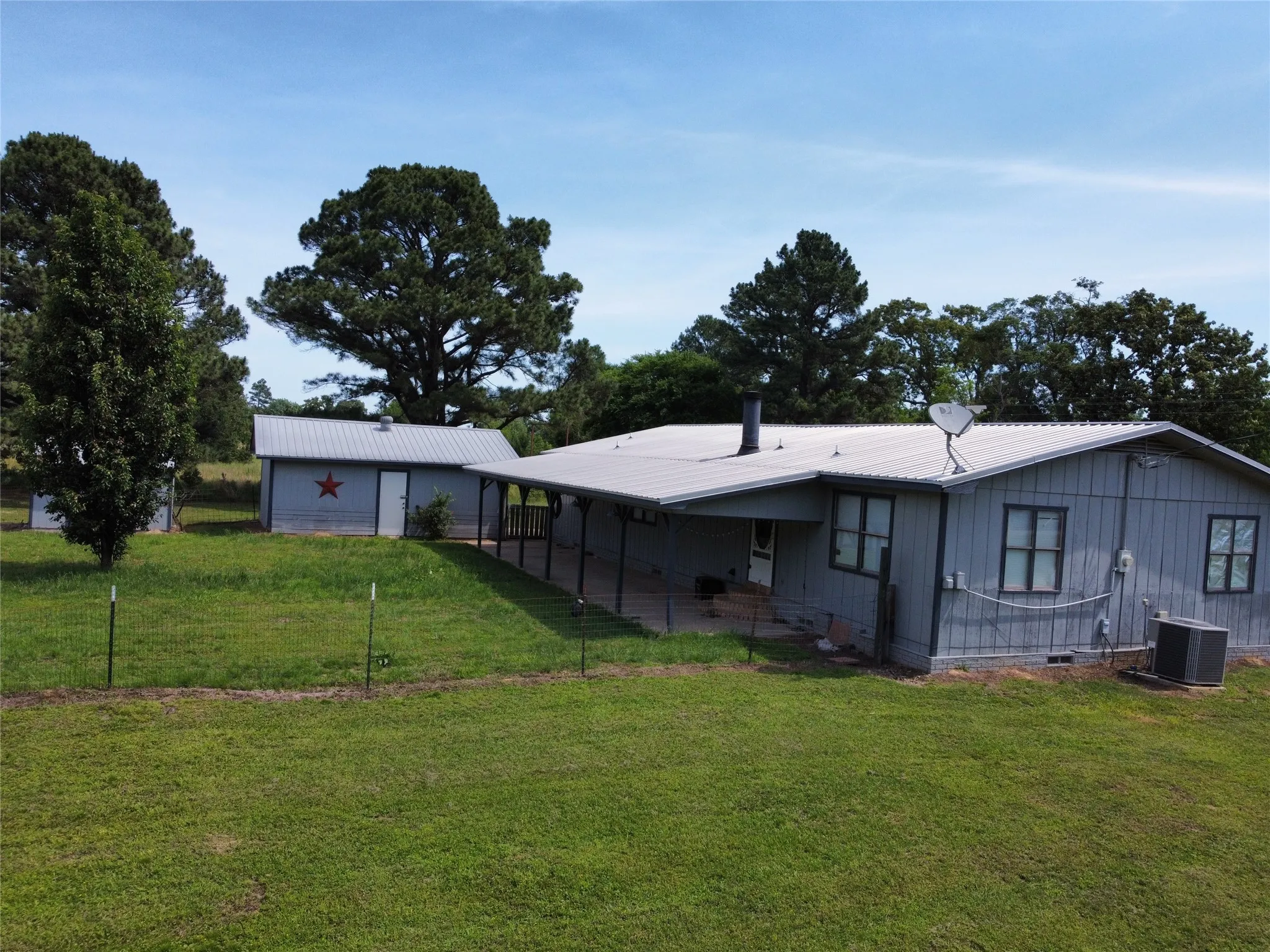 Single Family Residence For Sale in Wood County , 260 County Road 1885, Yantis, Texas 75497, 3 Bedroom, 2 Bathroom, 2 Garage spaces, 2,611 Sqft, built in 1984, Price $285,000, mls#21291244, Real Estate Agent in Yantis, Homes For Sale in Wood county, Homes For Sale in Yantis, Realtor in Yantis Texas, Real Estate Brokerage Independent Realty Texas, Luminita Cordes Realtor