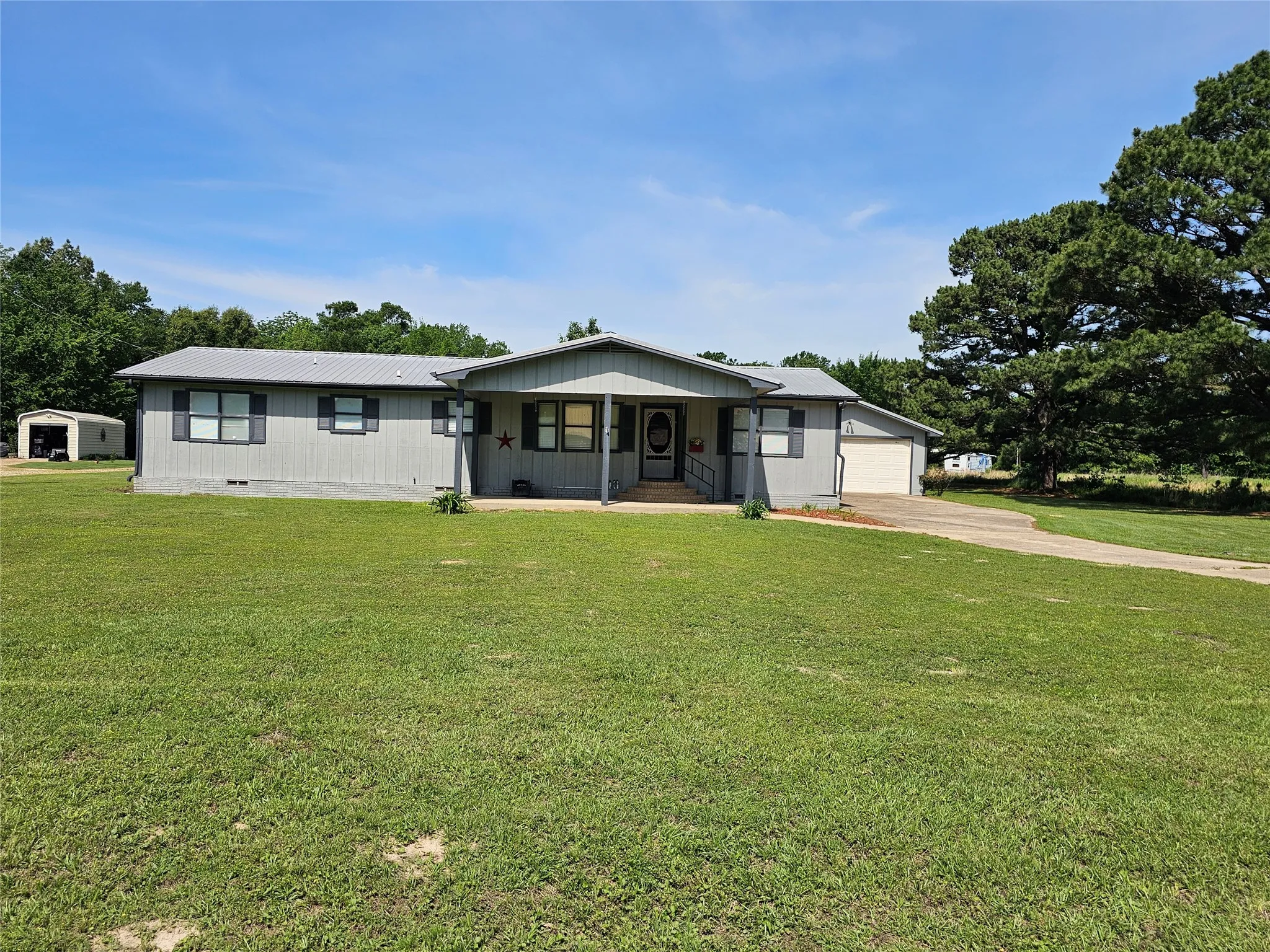 Single Family Residence For Sale in Wood County , 260 County Road 1885, Yantis, Texas 75497, 3 Bedroom, 2 Bathroom, 2 Garage spaces, 2,611 Sqft, built in 1984, Price $285,000, mls#21291244, Real Estate Agent in Yantis, Homes For Sale in Wood county, Homes For Sale in Yantis, Realtor in Yantis Texas, Real Estate Brokerage Independent Realty Texas, Luminita Cordes Realtor