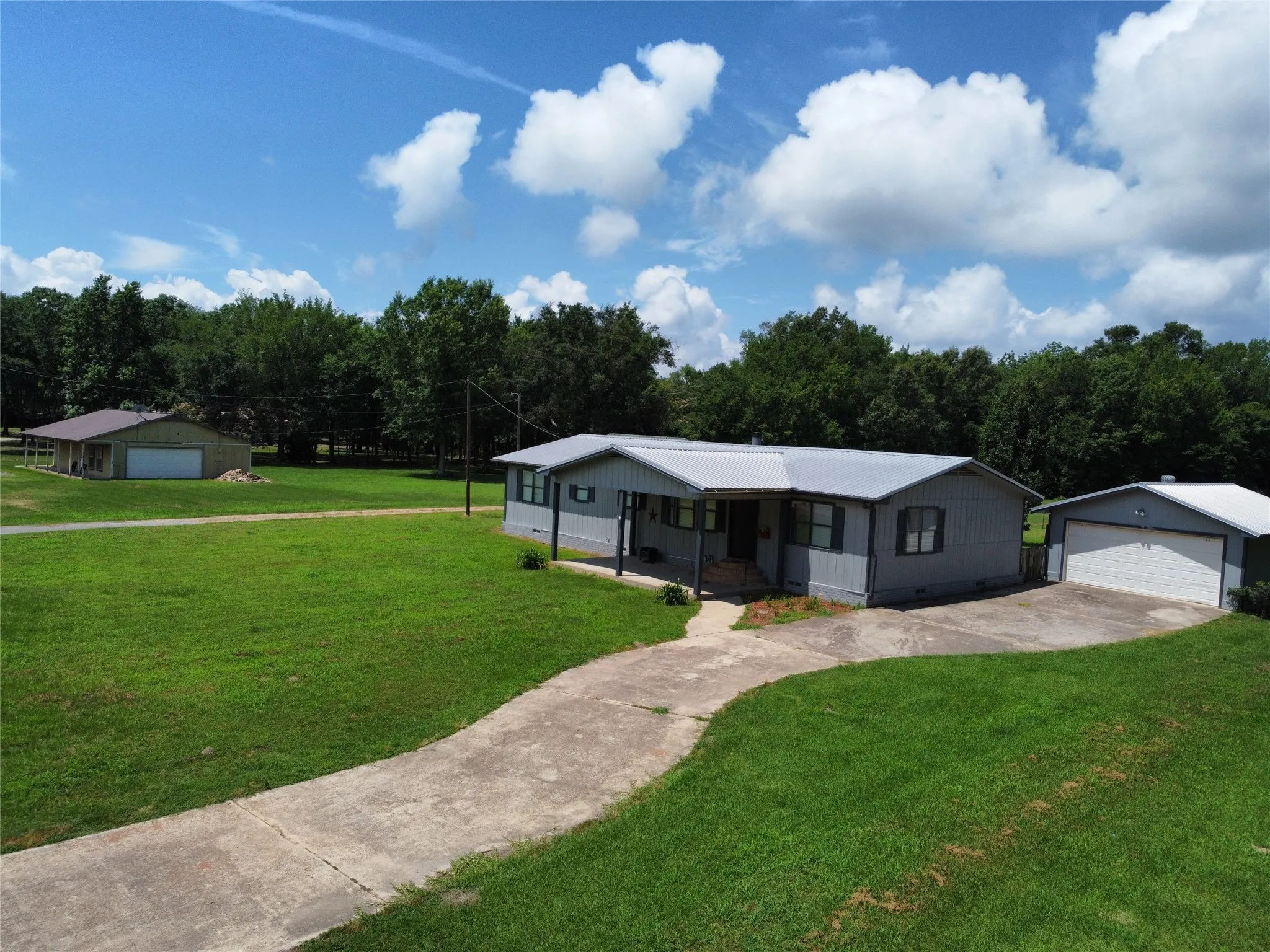 Single Family Residence For Sale in Wood County , 260 County Road 1885, Yantis, Texas 75497, 3 Bedroom, 2 Bathroom, 2 Garage spaces, 2,611 Sqft, built in 1984, Price $285,000, mls#21291244, Real Estate Agent in Yantis, Homes For Sale in Wood county, Homes For Sale in Yantis, Realtor in Yantis Texas, Real Estate Brokerage Independent Realty Texas, Luminita Cordes Realtor