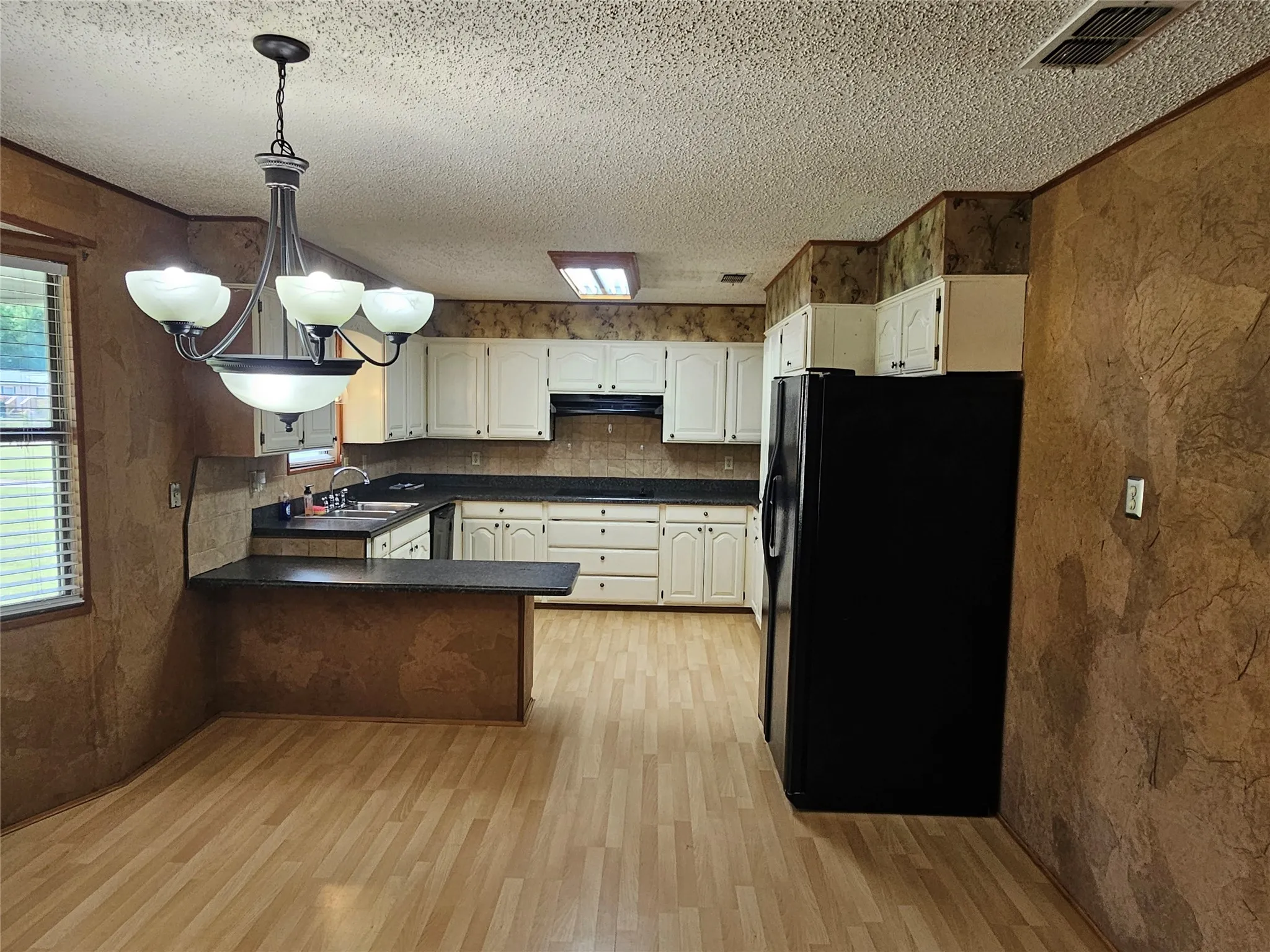 Single Family Residence For Sale in Wood County , 260 County Road 1885, Yantis, Texas 75497, 3 Bedroom, 2 Bathroom, 2 Garage spaces, 2,611 Sqft, built in 1984, Price $285,000, mls#21291244, Real Estate Agent in Yantis, Homes For Sale in Wood county, Homes For Sale in Yantis, Realtor in Yantis Texas, Real Estate Brokerage Independent Realty Texas, Luminita Cordes Realtor