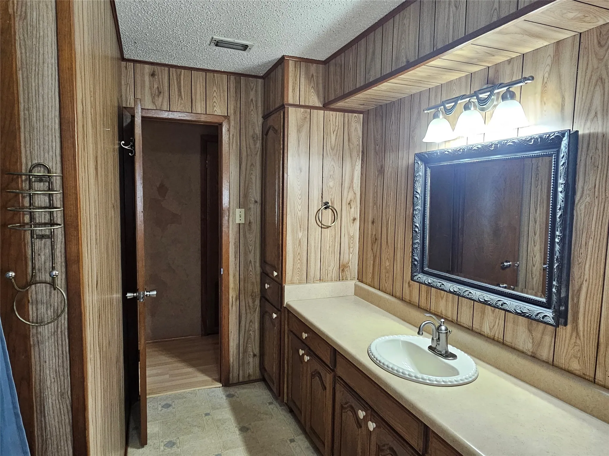 Single Family Residence For Sale in Wood County , 260 County Road 1885, Yantis, Texas 75497, 3 Bedroom, 2 Bathroom, 2 Garage spaces, 2,611 Sqft, built in 1984, Price $285,000, mls#21291244, Real Estate Agent in Yantis, Homes For Sale in Wood county, Homes For Sale in Yantis, Realtor in Yantis Texas, Real Estate Brokerage Independent Realty Texas, Luminita Cordes Realtor
