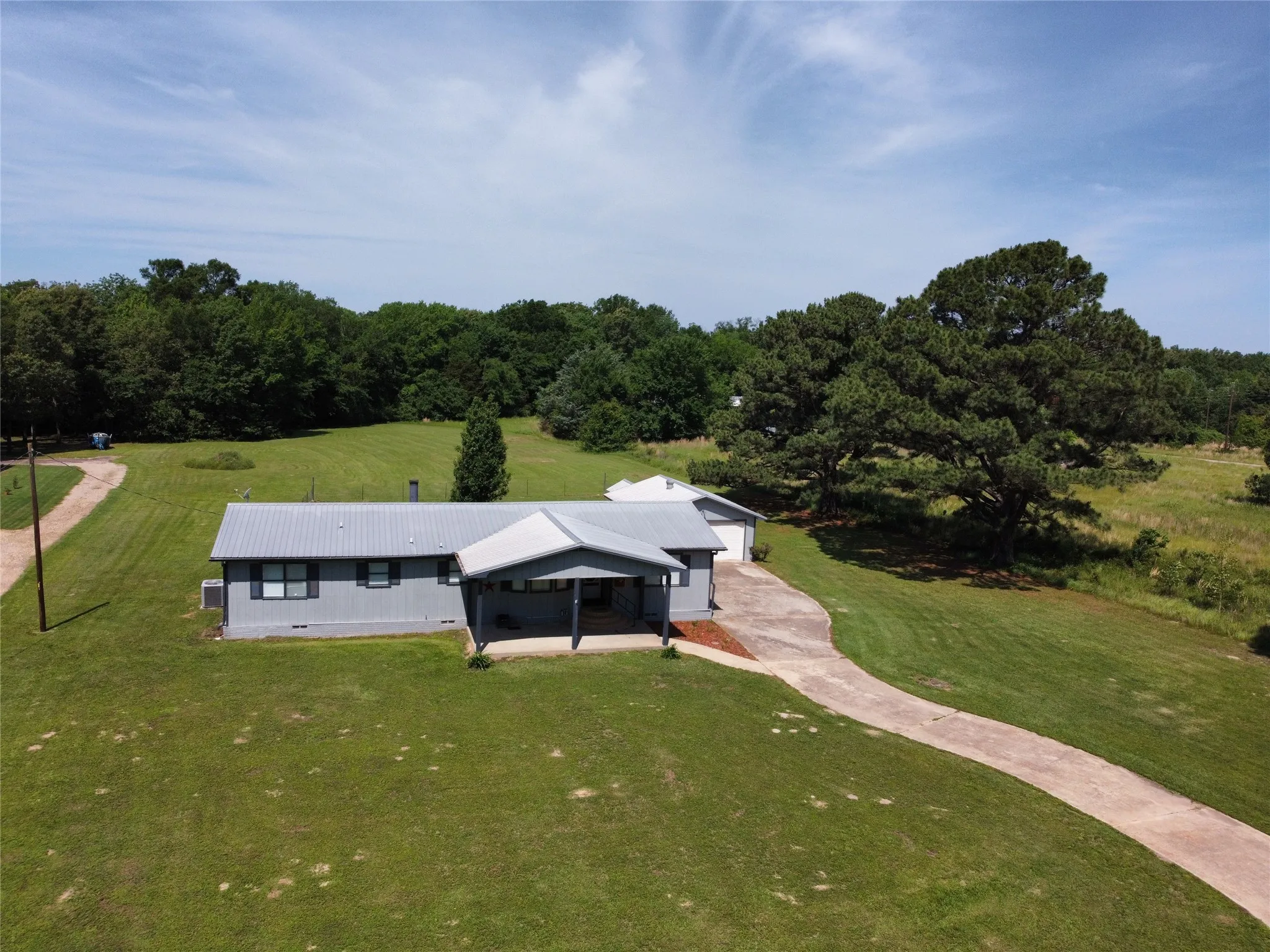 Single Family Residence For Sale in Wood County , 260 County Road 1885, Yantis, Texas 75497, 3 Bedroom, 2 Bathroom, 2 Garage spaces, 2,611 Sqft, built in 1984, Price $285,000, mls#21291244, Real Estate Agent in Yantis, Homes For Sale in Wood county, Homes For Sale in Yantis, Realtor in Yantis Texas, Real Estate Brokerage Independent Realty Texas, Luminita Cordes Realtor
