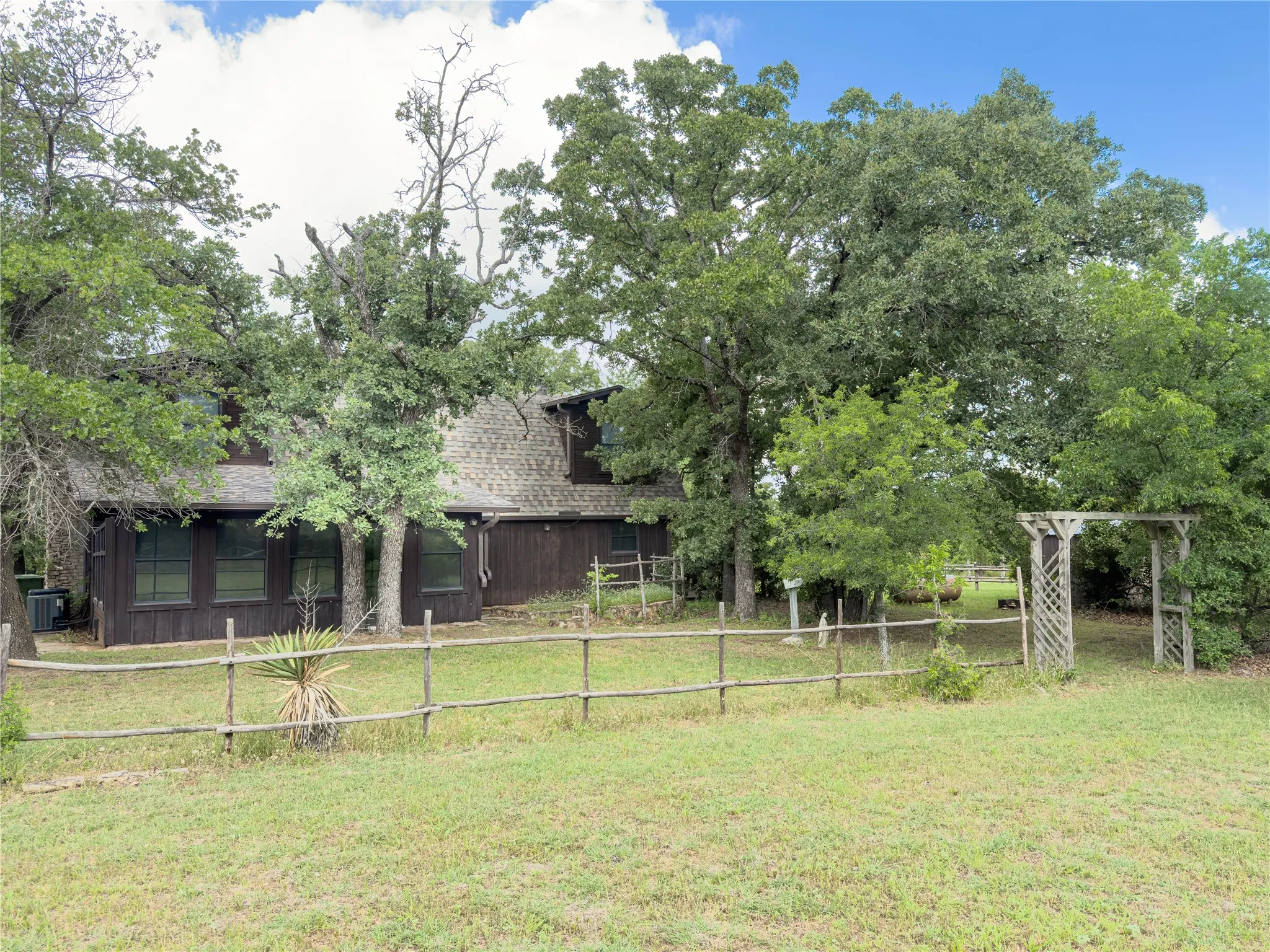Single Family Residence For Sale in Palo Pinto County , 1102 NE 23rd Street, Mineral Wells, Texas 76067, 3 Bedroom, 2 Bathroom, Garage spaces, 2,080 Sqft, built in 1989, mls#21292349, Real Estate Agent in Mineral Wells, Homes For Sale in Palo Pinto county, Homes For Sale in Mineral Wells, Realtor in Mineral Wells Texas, Real Estate Brokerage Independent Realty Texas, Luminita Cordes Realtor