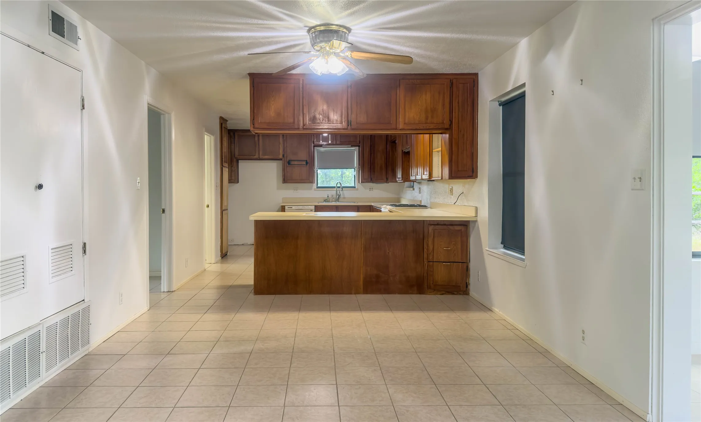 Single Family Residence For Sale in Palo Pinto County , 1102 NE 23rd Street, Mineral Wells, Texas 76067, 3 Bedroom, 2 Bathroom, Garage spaces, 2,080 Sqft, built in 1989, mls#21292349, Real Estate Agent in Mineral Wells, Homes For Sale in Palo Pinto county, Homes For Sale in Mineral Wells, Realtor in Mineral Wells Texas, Real Estate Brokerage Independent Realty Texas, Luminita Cordes Realtor