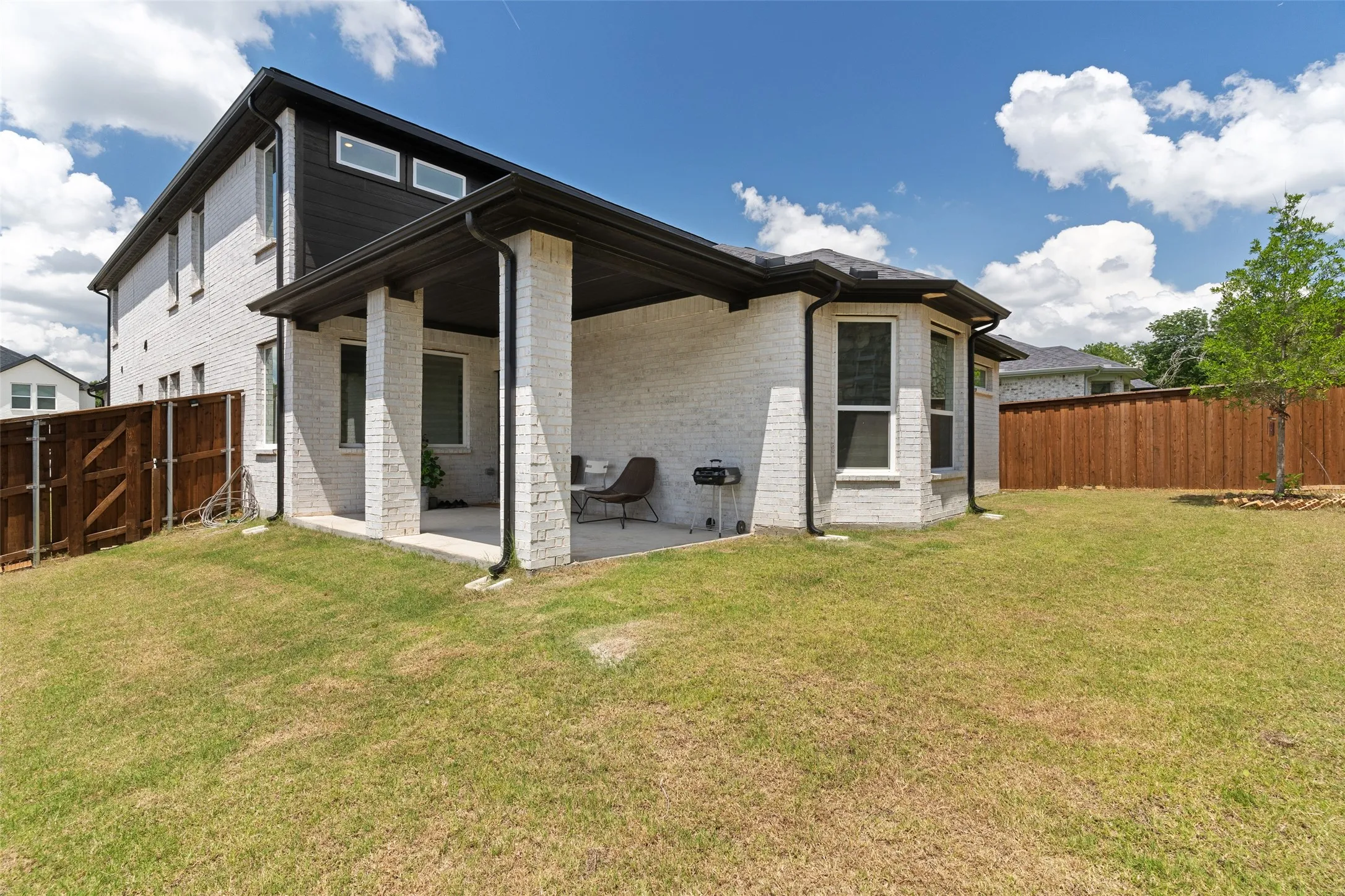 Single Family Residence For Sale in Collin County , 207 Midnight Trail, Melissa, Texas 75454, 5 Bedroom, 4 Bathroom, 3 Garage spaces, 2,881 Sqft, built in 2023, mls#21280165, Real Estate Agent in Melissa, Homes For Sale in Collin county, Homes For Sale in Melissa, Realtor in Melissa Texas, Real Estate Brokerage Independent Realty Texas, Luminita Cordes Realtor