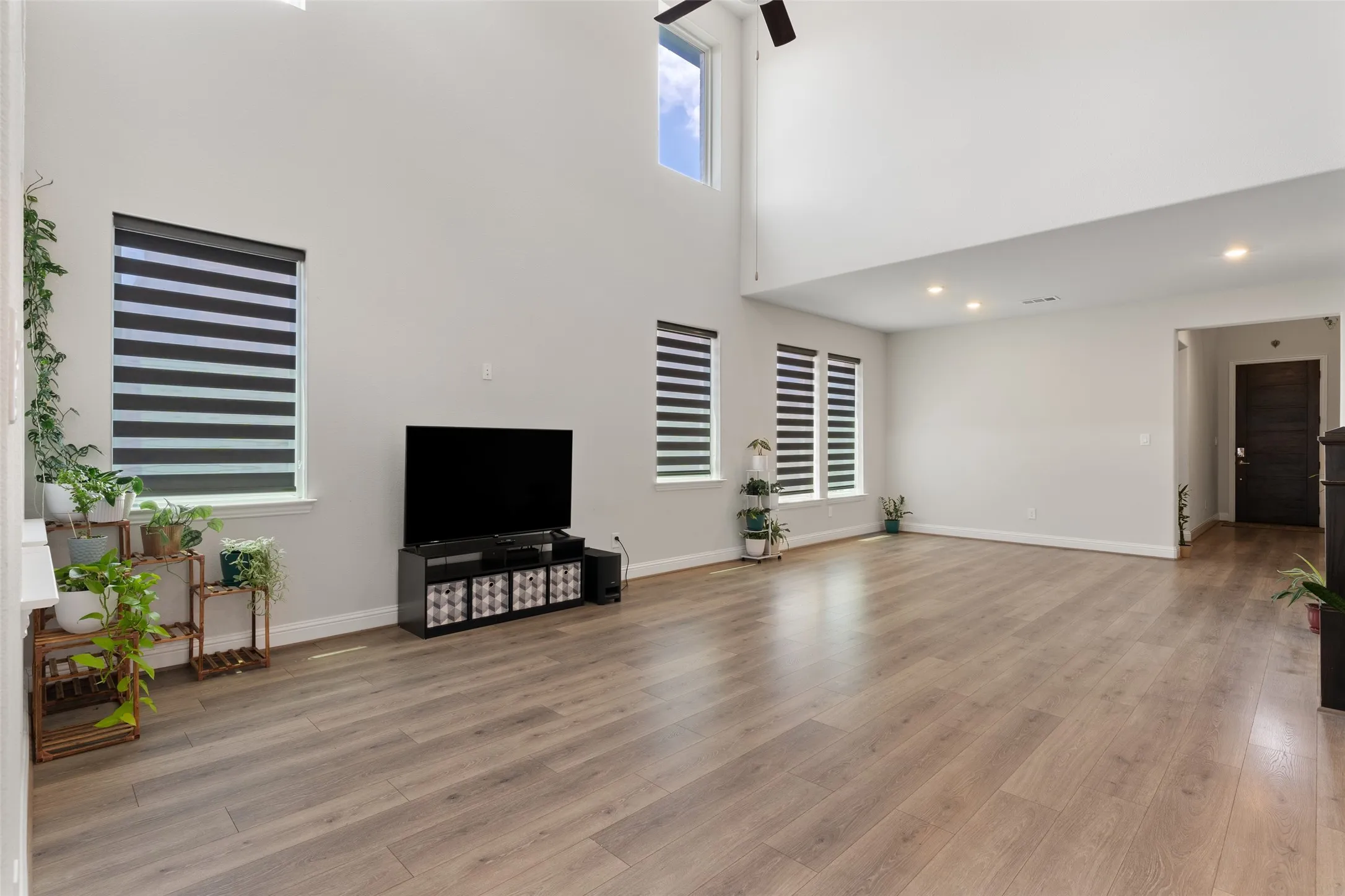 Single Family Residence For Sale in Collin County , 207 Midnight Trail, Melissa, Texas 75454, 5 Bedroom, 4 Bathroom, 3 Garage spaces, 2,881 Sqft, built in 2023, mls#21280165, Real Estate Agent in Melissa, Homes For Sale in Collin county, Homes For Sale in Melissa, Realtor in Melissa Texas, Real Estate Brokerage Independent Realty Texas, Luminita Cordes Realtor