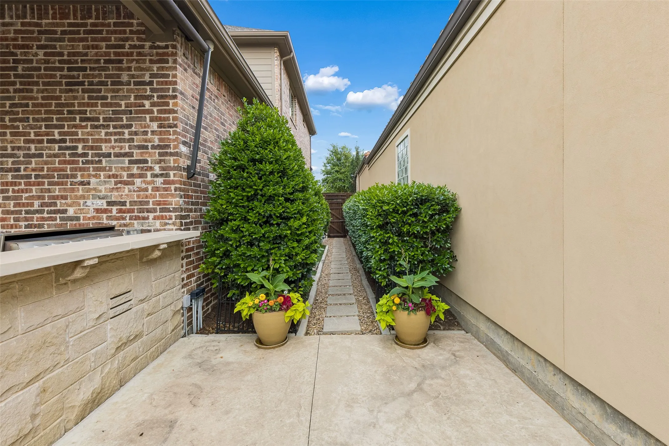 Single Family Residence For Sale in Collin County , 6611 Compton Court, Frisco, Texas 75034, 3 Bedroom, 4 Bathroom, 3 Garage spaces, 3,548 Sqft, built in 2015, mls#21291370, Real Estate Agent in Frisco, Homes For Sale in Collin county, Homes For Sale in Frisco, Realtor in Frisco Texas, Real Estate Brokerage Independent Realty Texas, Luminita Cordes Realtor