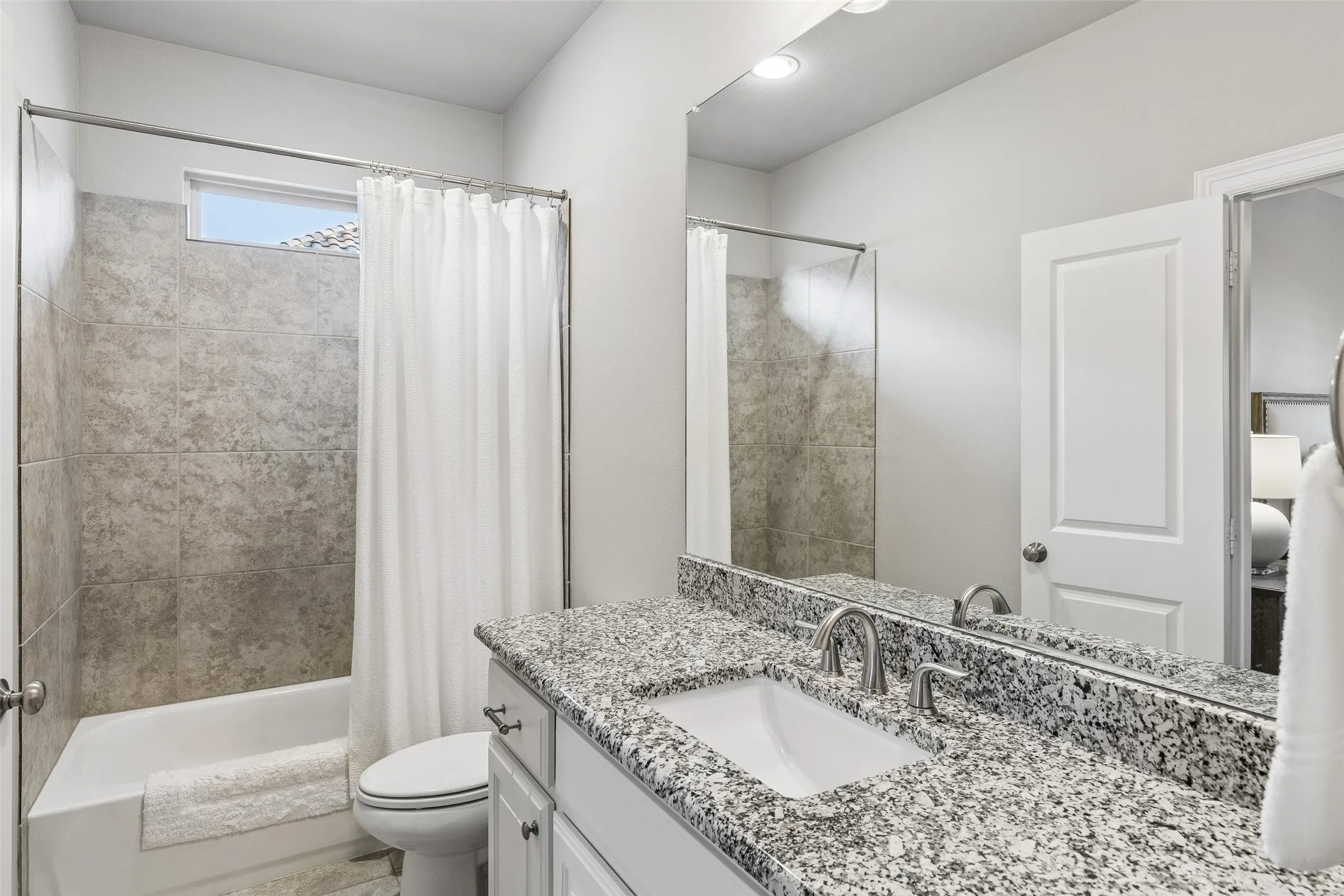 Single Family Residence For Sale in Collin County , 6611 Compton Court, Frisco, Texas 75034, 3 Bedroom, 4 Bathroom, 3 Garage spaces, 3,548 Sqft, built in 2015, mls#21291370, Real Estate Agent in Frisco, Homes For Sale in Collin county, Homes For Sale in Frisco, Realtor in Frisco Texas, Real Estate Brokerage Independent Realty Texas, Luminita Cordes Realtor
