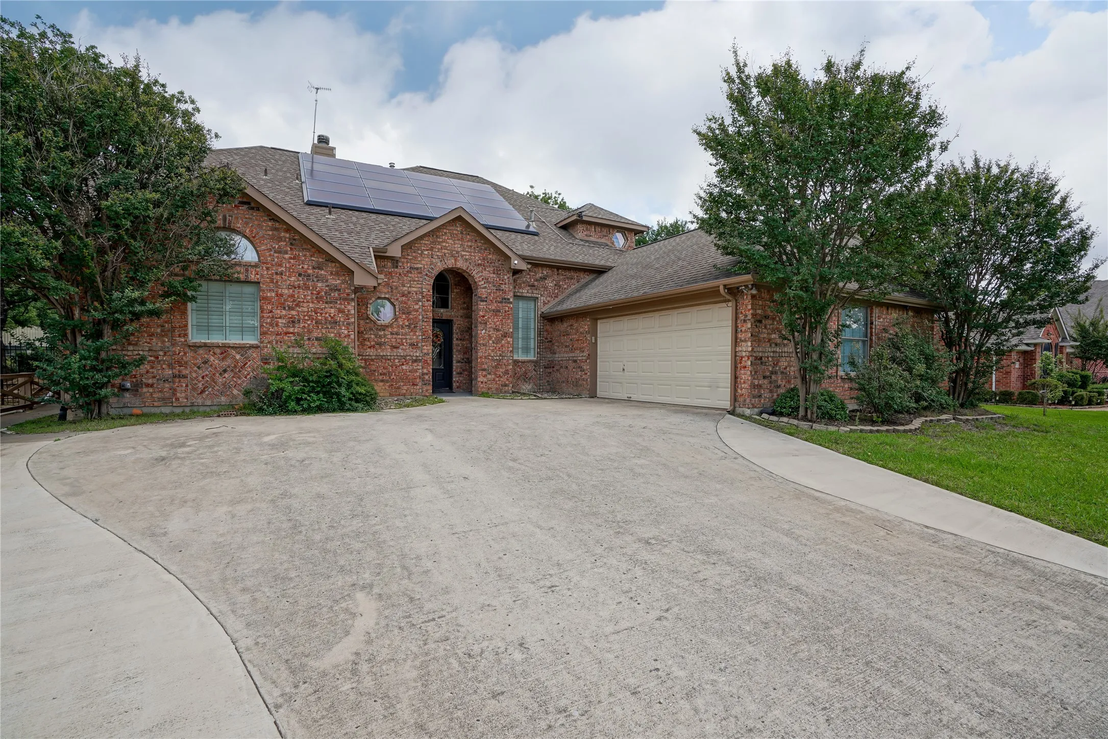 Single Family Residence For Sale in Tarrant County , 609 Trails End Court, Hurst, Texas 76054, 4 Bedroom, 4 Bathroom, 2 Garage spaces, 2,784 Sqft, built in 2002, Price $625,000, mls#21292652, Real Estate Agent in Hurst, Homes For Sale in Tarrant county, Homes For Sale in Hurst, Realtor in Hurst Texas, Real Estate Brokerage Independent Realty Texas, Luminita Cordes Realtor