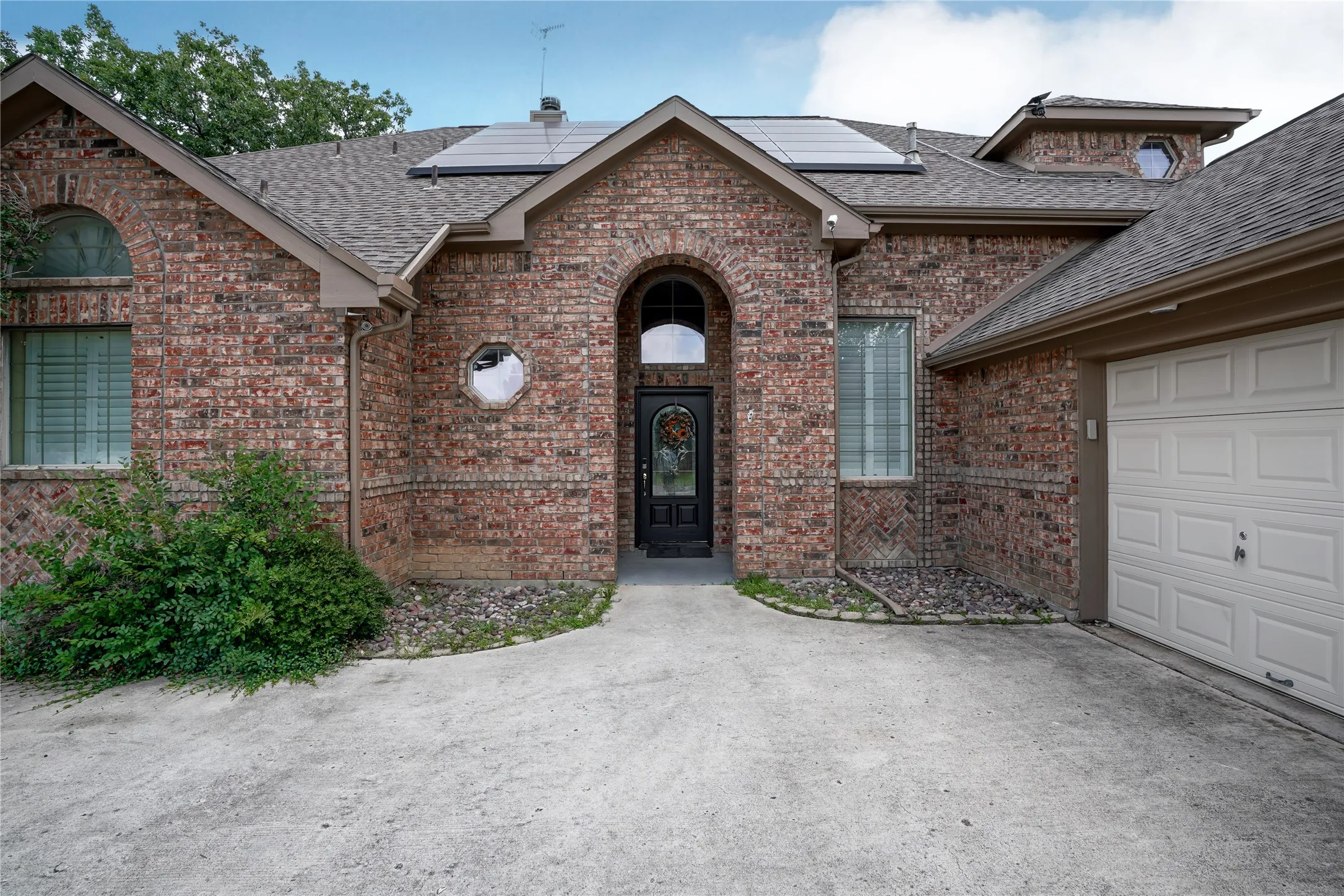 Single Family Residence For Sale in Tarrant County , 609 Trails End Court, Hurst, Texas 76054, 4 Bedroom, 4 Bathroom, 2 Garage spaces, 2,784 Sqft, built in 2002, Price $625,000, mls#21292652, Real Estate Agent in Hurst, Homes For Sale in Tarrant county, Homes For Sale in Hurst, Realtor in Hurst Texas, Real Estate Brokerage Independent Realty Texas, Luminita Cordes Realtor