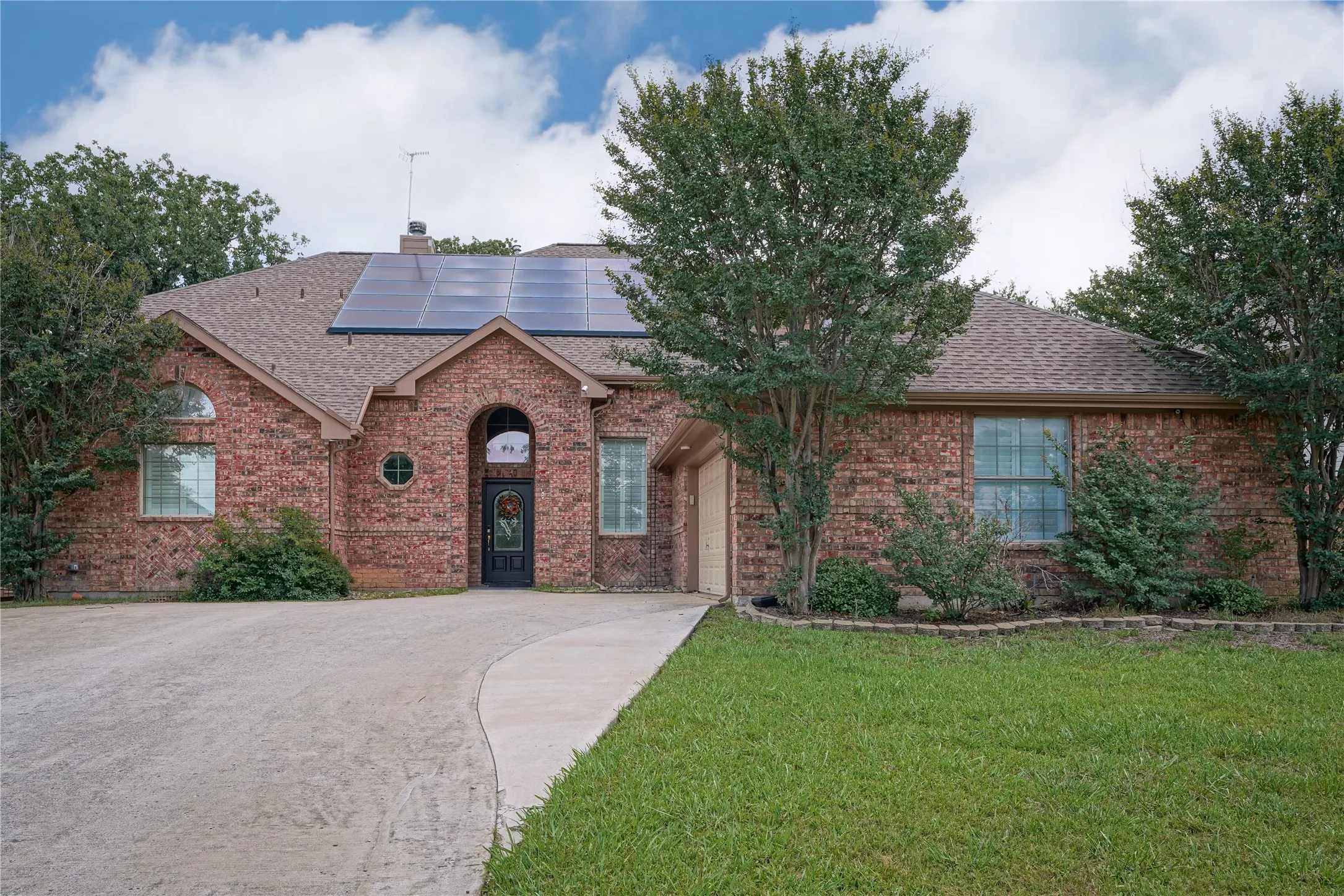 Single Family Residence For Sale in Tarrant County , 609 Trails End Court, Hurst, Texas 76054, 4 Bedroom, 4 Bathroom, 2 Garage spaces, 2,784 Sqft, built in 2002, Price $625,000, mls#21292652, Real Estate Agent in Hurst, Homes For Sale in Tarrant county, Homes For Sale in Hurst, Realtor in Hurst Texas, Real Estate Brokerage Independent Realty Texas, Luminita Cordes Realtor