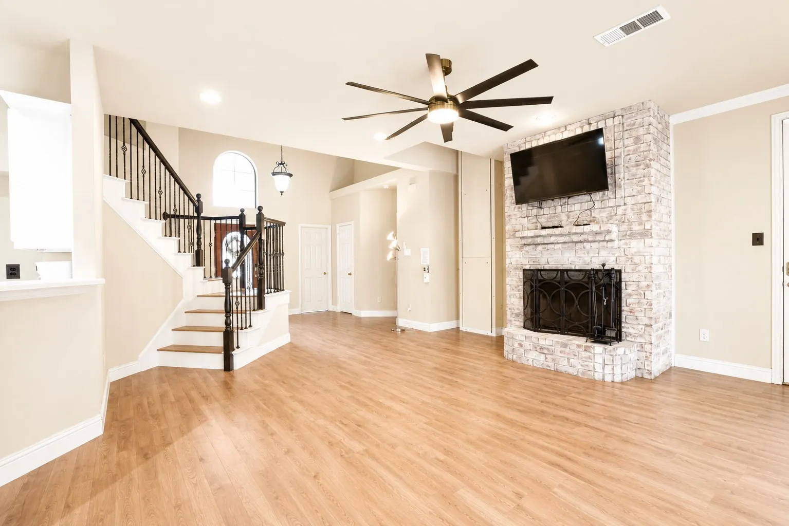 Single Family Residence For Sale in Tarrant County , 609 Trails End Court, Hurst, Texas 76054, 4 Bedroom, 4 Bathroom, 2 Garage spaces, 2,784 Sqft, built in 2002, Price $625,000, mls#21292652, Real Estate Agent in Hurst, Homes For Sale in Tarrant county, Homes For Sale in Hurst, Realtor in Hurst Texas, Real Estate Brokerage Independent Realty Texas, Luminita Cordes Realtor