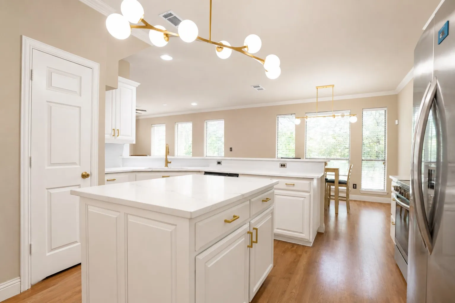 Single Family Residence For Sale in Tarrant County , 609 Trails End Court, Hurst, Texas 76054, 4 Bedroom, 4 Bathroom, 2 Garage spaces, 2,784 Sqft, built in 2002, Price $625,000, mls#21292652, Real Estate Agent in Hurst, Homes For Sale in Tarrant county, Homes For Sale in Hurst, Realtor in Hurst Texas, Real Estate Brokerage Independent Realty Texas, Luminita Cordes Realtor