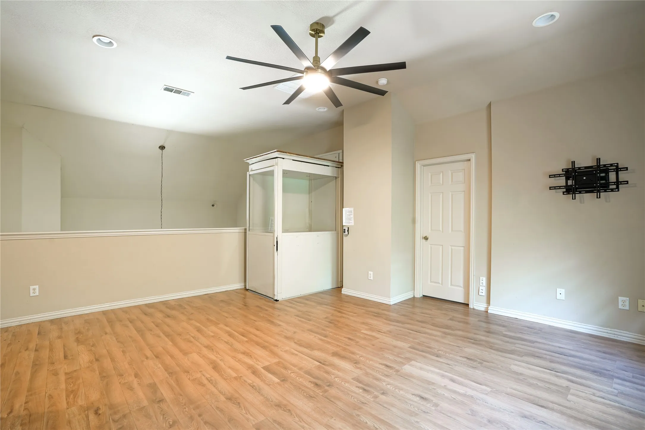 Single Family Residence For Sale in Tarrant County , 609 Trails End Court, Hurst, Texas 76054, 4 Bedroom, 4 Bathroom, 2 Garage spaces, 2,784 Sqft, built in 2002, Price $625,000, mls#21292652, Real Estate Agent in Hurst, Homes For Sale in Tarrant county, Homes For Sale in Hurst, Realtor in Hurst Texas, Real Estate Brokerage Independent Realty Texas, Luminita Cordes Realtor