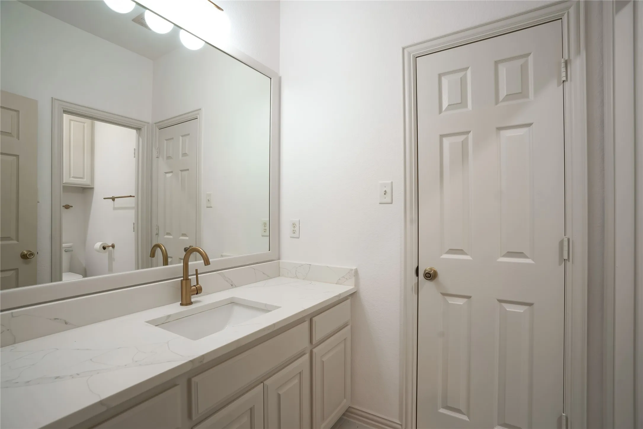 Single Family Residence For Sale in Tarrant County , 609 Trails End Court, Hurst, Texas 76054, 4 Bedroom, 4 Bathroom, 2 Garage spaces, 2,784 Sqft, built in 2002, Price $625,000, mls#21292652, Real Estate Agent in Hurst, Homes For Sale in Tarrant county, Homes For Sale in Hurst, Realtor in Hurst Texas, Real Estate Brokerage Independent Realty Texas, Luminita Cordes Realtor