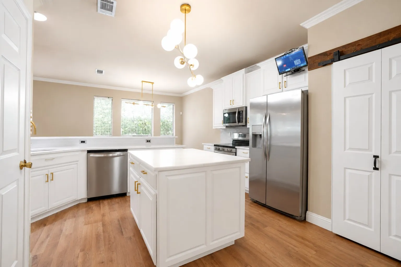 Single Family Residence For Sale in Tarrant County , 609 Trails End Court, Hurst, Texas 76054, 4 Bedroom, 4 Bathroom, 2 Garage spaces, 2,784 Sqft, built in 2002, Price $625,000, mls#21292652, Real Estate Agent in Hurst, Homes For Sale in Tarrant county, Homes For Sale in Hurst, Realtor in Hurst Texas, Real Estate Brokerage Independent Realty Texas, Luminita Cordes Realtor
