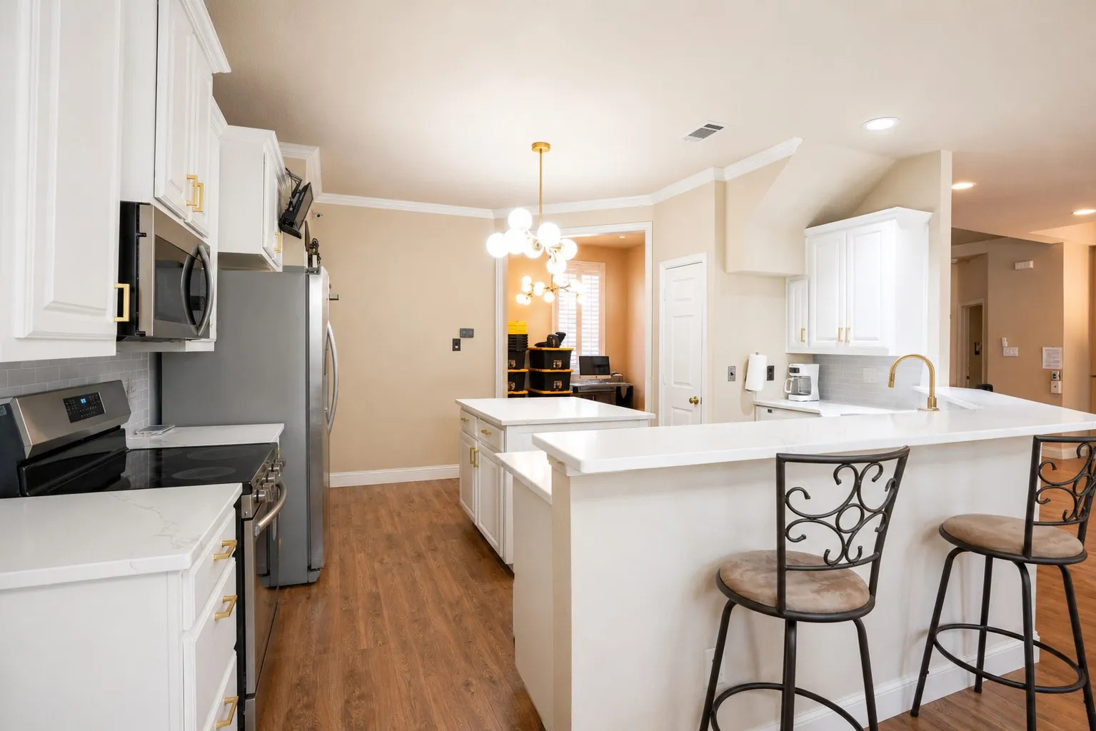 Single Family Residence For Sale in Tarrant County , 609 Trails End Court, Hurst, Texas 76054, 4 Bedroom, 4 Bathroom, 2 Garage spaces, 2,784 Sqft, built in 2002, Price $625,000, mls#21292652, Real Estate Agent in Hurst, Homes For Sale in Tarrant county, Homes For Sale in Hurst, Realtor in Hurst Texas, Real Estate Brokerage Independent Realty Texas, Luminita Cordes Realtor