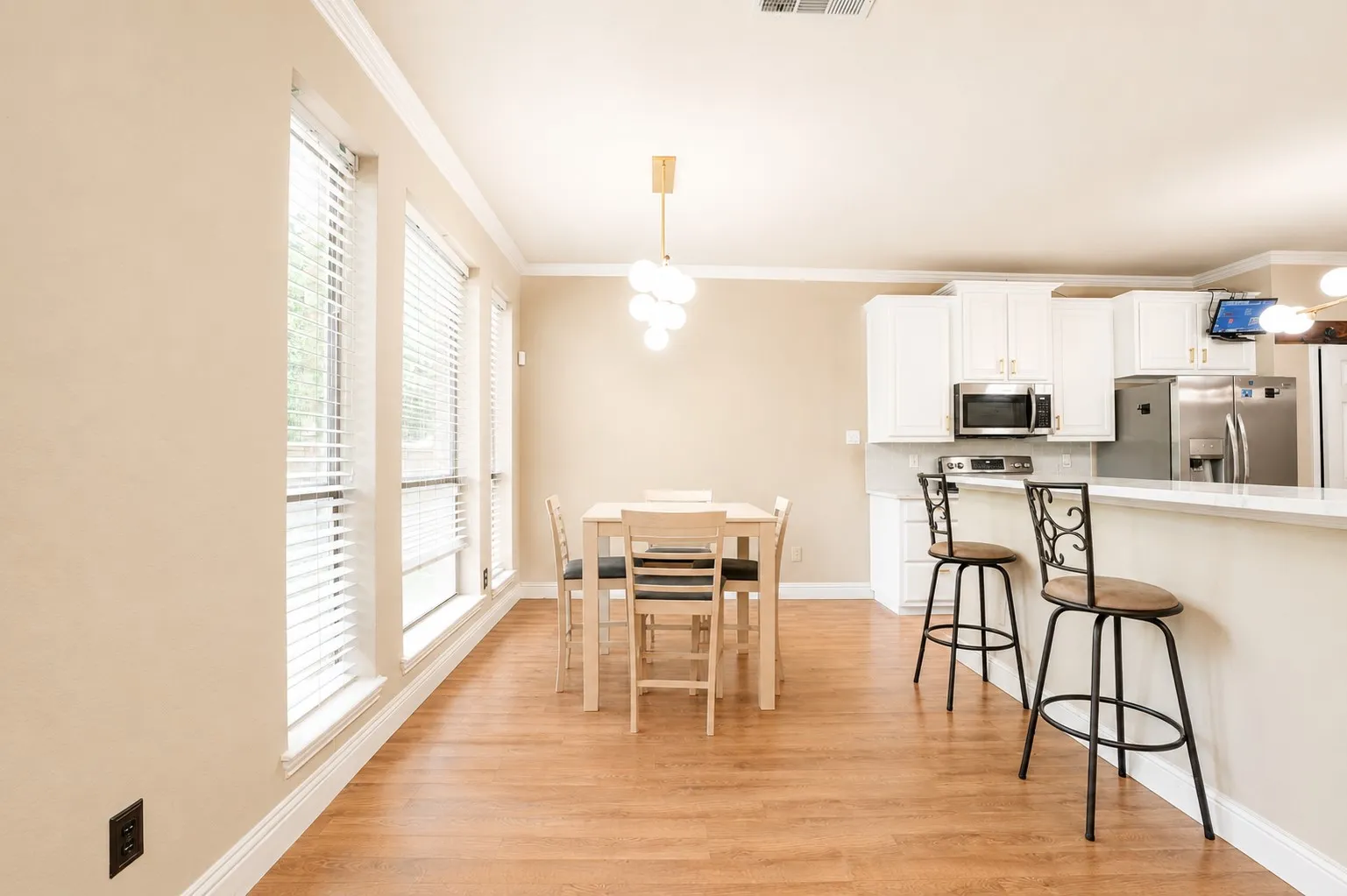 Single Family Residence For Sale in Tarrant County , 609 Trails End Court, Hurst, Texas 76054, 4 Bedroom, 4 Bathroom, 2 Garage spaces, 2,784 Sqft, built in 2002, Price $625,000, mls#21292652, Real Estate Agent in Hurst, Homes For Sale in Tarrant county, Homes For Sale in Hurst, Realtor in Hurst Texas, Real Estate Brokerage Independent Realty Texas, Luminita Cordes Realtor