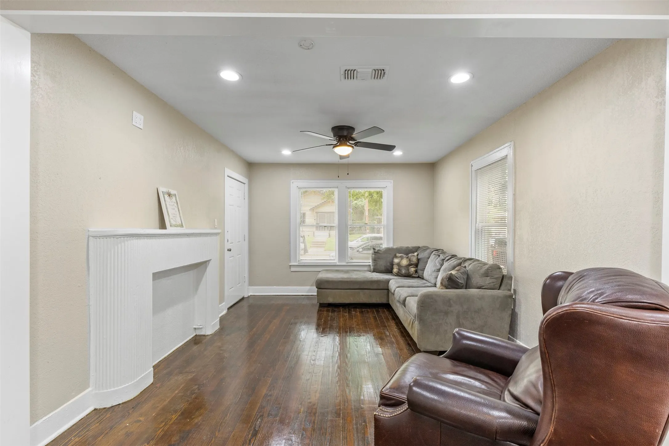 Single Family Residence For Sale in Dallas County , 3227 Spring Avenue, Dallas, Texas 75215, 2 Bedroom, 1 Bathroom, Garage spaces, 876 Sqft, built in 1927, mls#21292604, Real Estate Agent in Dallas, Homes For Sale in Dallas county, Homes For Sale in Dallas, Realtor in Dallas Texas, Real Estate Brokerage Independent Realty Texas, Luminita Cordes Realtor