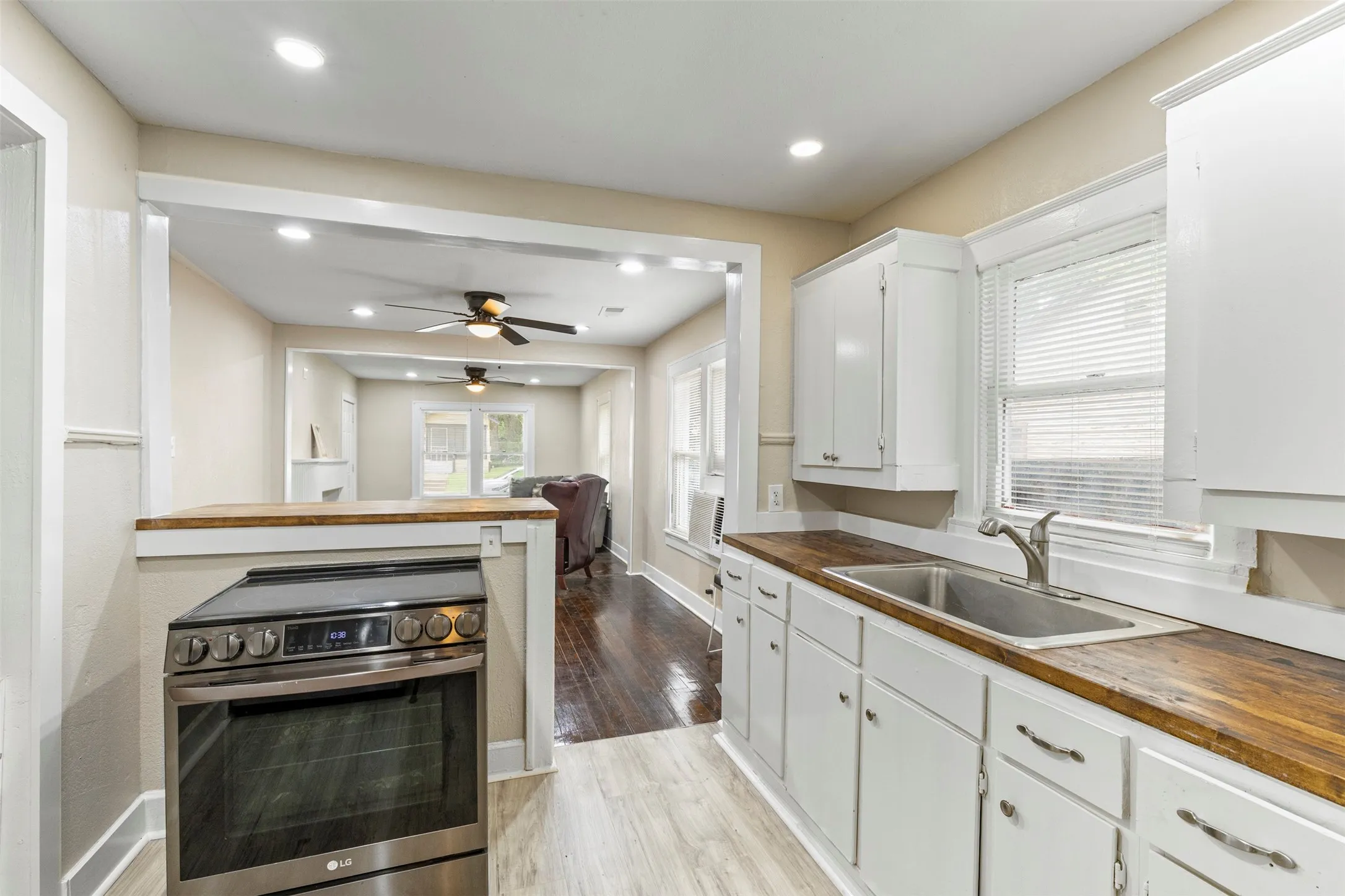 Single Family Residence For Sale in Dallas County , 3227 Spring Avenue, Dallas, Texas 75215, 2 Bedroom, 1 Bathroom, Garage spaces, 876 Sqft, built in 1927, mls#21292604, Real Estate Agent in Dallas, Homes For Sale in Dallas county, Homes For Sale in Dallas, Realtor in Dallas Texas, Real Estate Brokerage Independent Realty Texas, Luminita Cordes Realtor
