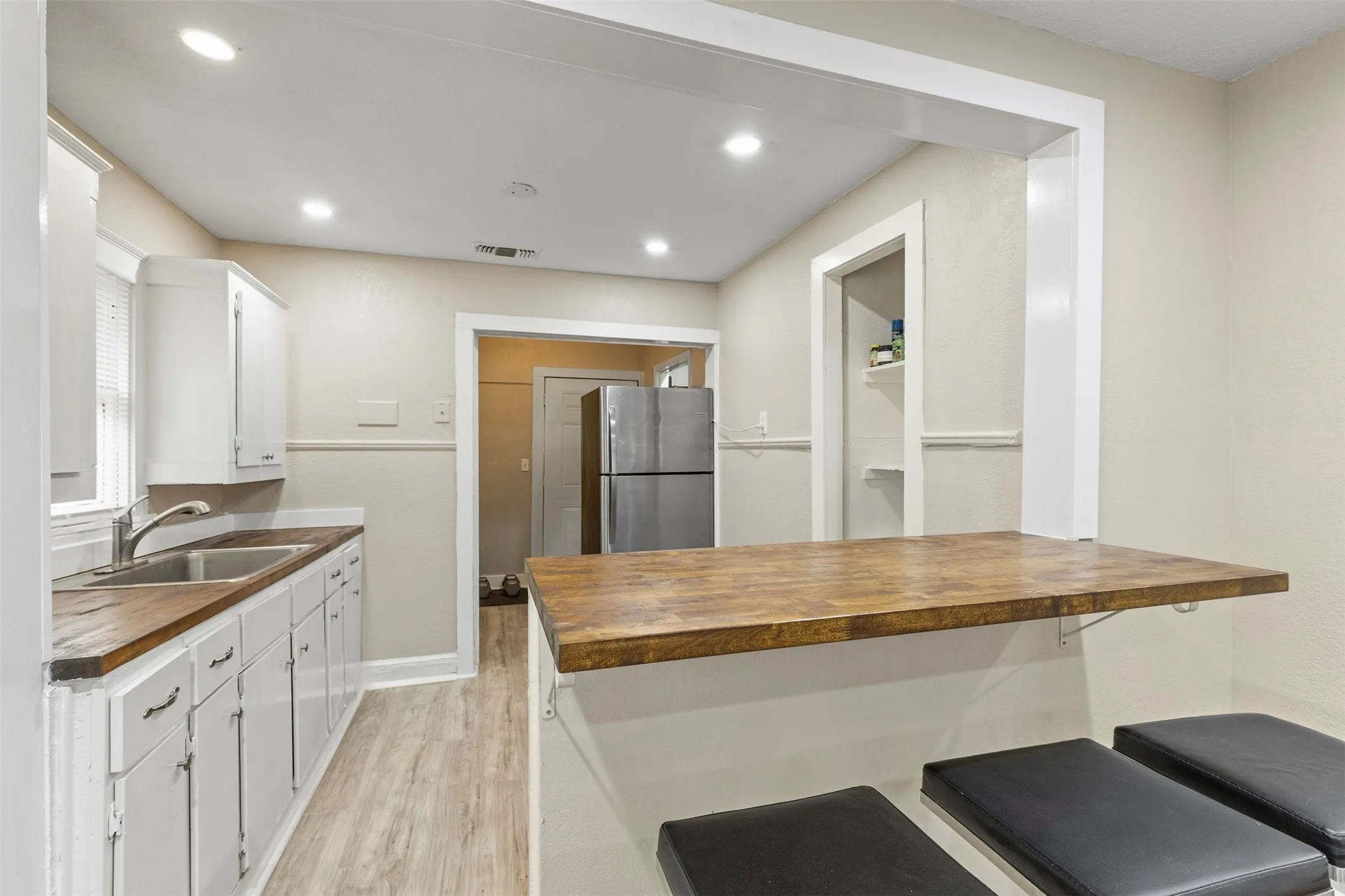 Single Family Residence For Sale in Dallas County , 3227 Spring Avenue, Dallas, Texas 75215, 2 Bedroom, 1 Bathroom, Garage spaces, 876 Sqft, built in 1927, mls#21292604, Real Estate Agent in Dallas, Homes For Sale in Dallas county, Homes For Sale in Dallas, Realtor in Dallas Texas, Real Estate Brokerage Independent Realty Texas, Luminita Cordes Realtor