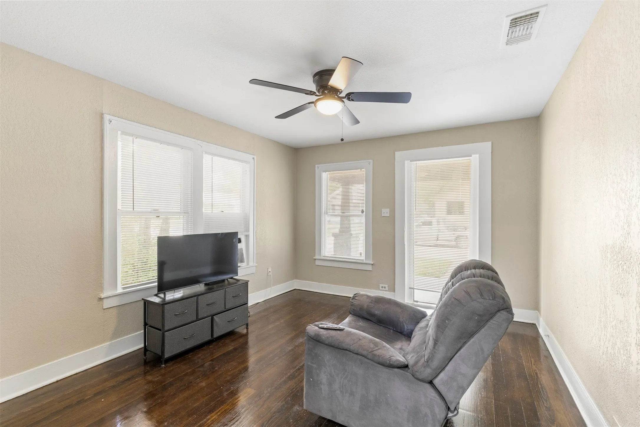 Single Family Residence For Sale in Dallas County , 3227 Spring Avenue, Dallas, Texas 75215, 2 Bedroom, 1 Bathroom, Garage spaces, 876 Sqft, built in 1927, mls#21292604, Real Estate Agent in Dallas, Homes For Sale in Dallas county, Homes For Sale in Dallas, Realtor in Dallas Texas, Real Estate Brokerage Independent Realty Texas, Luminita Cordes Realtor