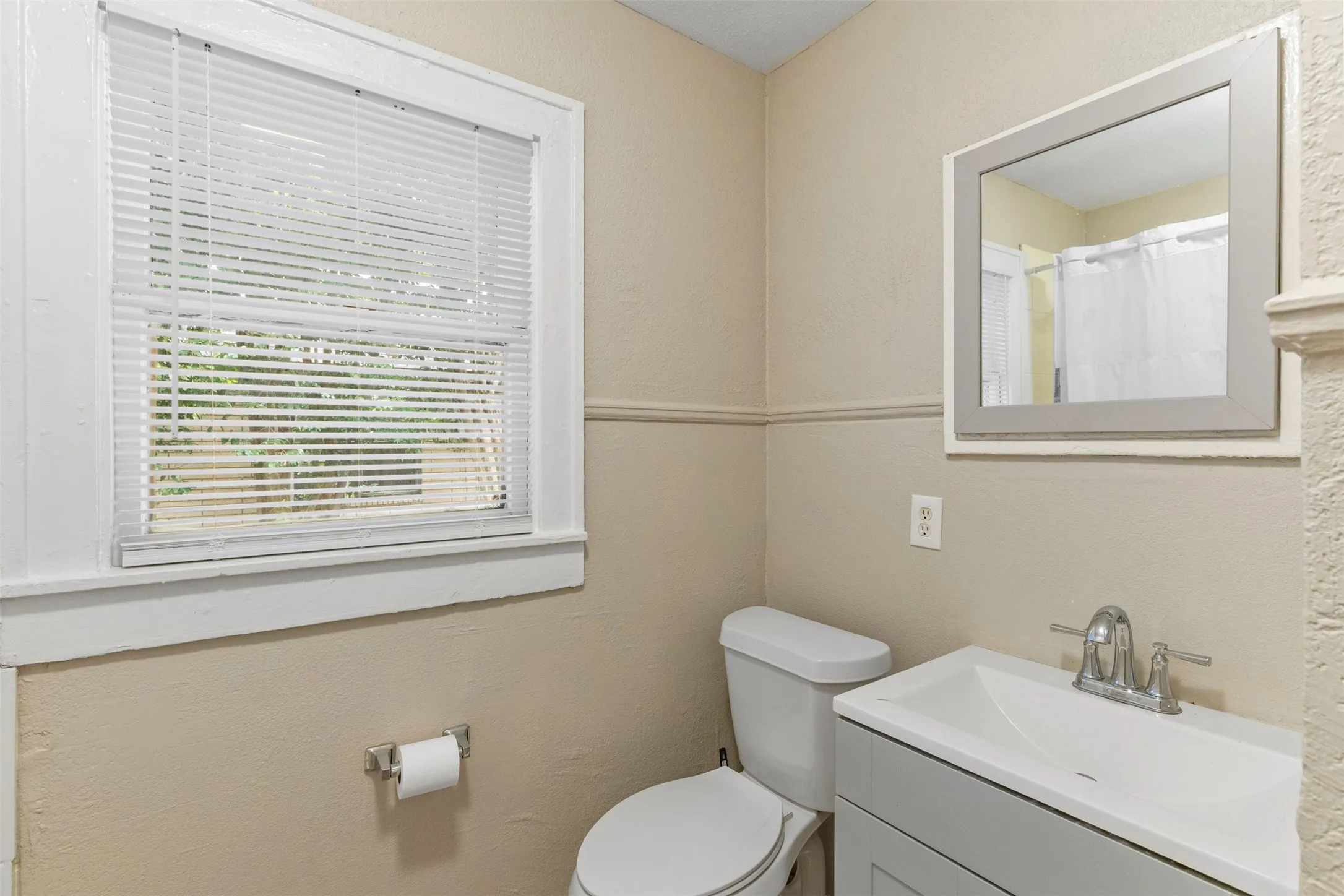 Single Family Residence For Sale in Dallas County , 3227 Spring Avenue, Dallas, Texas 75215, 2 Bedroom, 1 Bathroom, Garage spaces, 876 Sqft, built in 1927, mls#21292604, Real Estate Agent in Dallas, Homes For Sale in Dallas county, Homes For Sale in Dallas, Realtor in Dallas Texas, Real Estate Brokerage Independent Realty Texas, Luminita Cordes Realtor