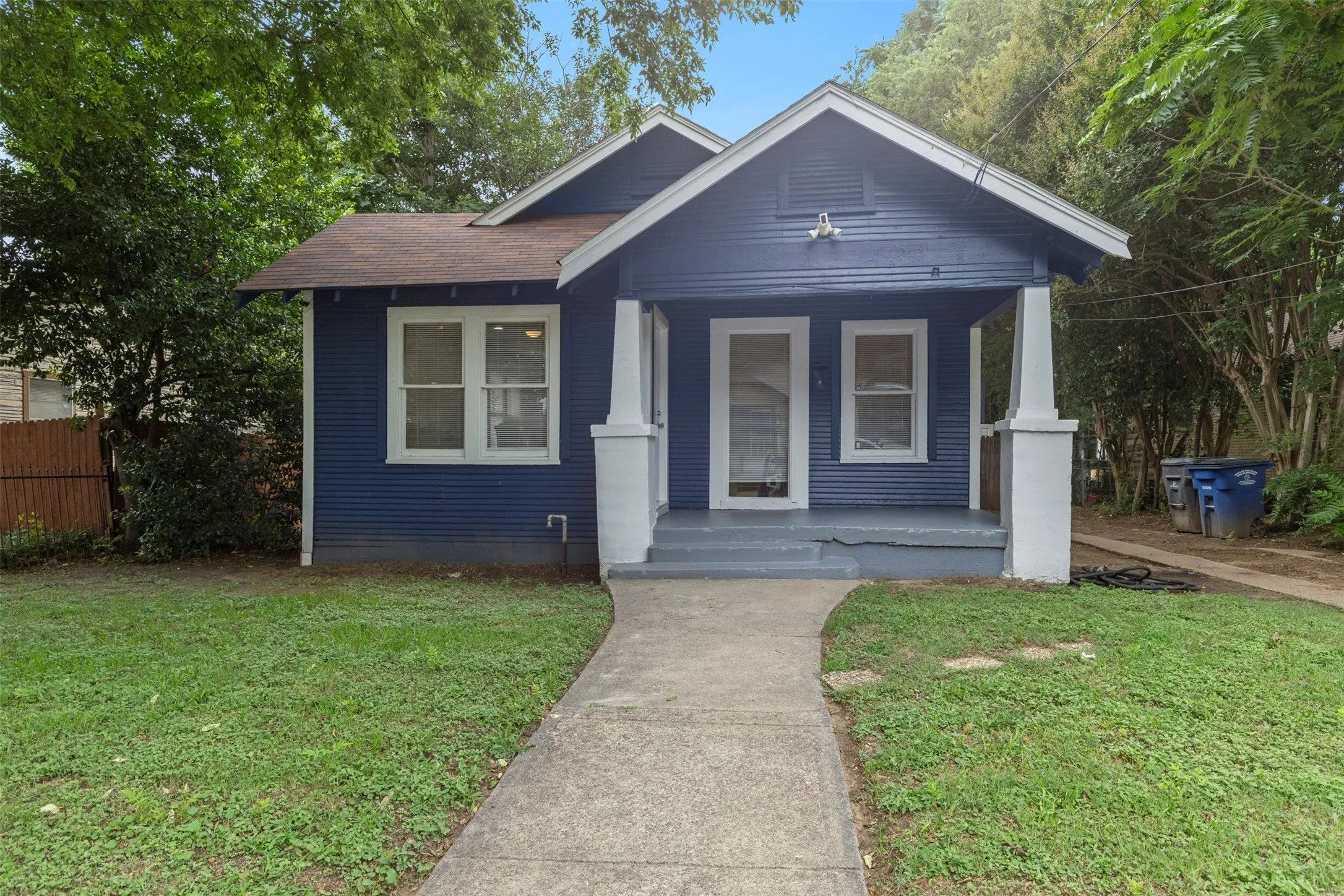 Single Family Residence For Sale in Dallas County , 3227 Spring Avenue, Dallas, Texas 75215, 2 Bedroom, 1 Bathroom, Garage spaces, 876 Sqft, built in 1927, mls#21292604, Real Estate Agent in Dallas, Homes For Sale in Dallas county, Homes For Sale in Dallas, Realtor in Dallas Texas, Real Estate Brokerage Independent Realty Texas, Luminita Cordes Realtor