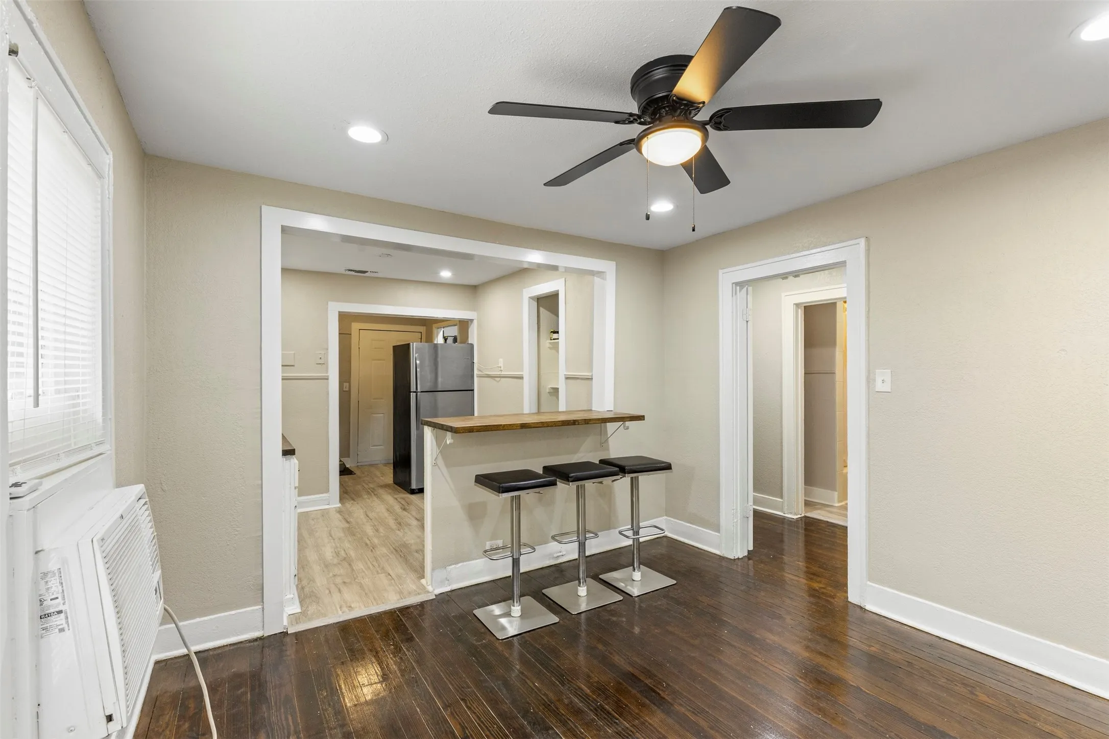 Single Family Residence For Sale in Dallas County , 3227 Spring Avenue, Dallas, Texas 75215, 2 Bedroom, 1 Bathroom, Garage spaces, 876 Sqft, built in 1927, mls#21292604, Real Estate Agent in Dallas, Homes For Sale in Dallas county, Homes For Sale in Dallas, Realtor in Dallas Texas, Real Estate Brokerage Independent Realty Texas, Luminita Cordes Realtor